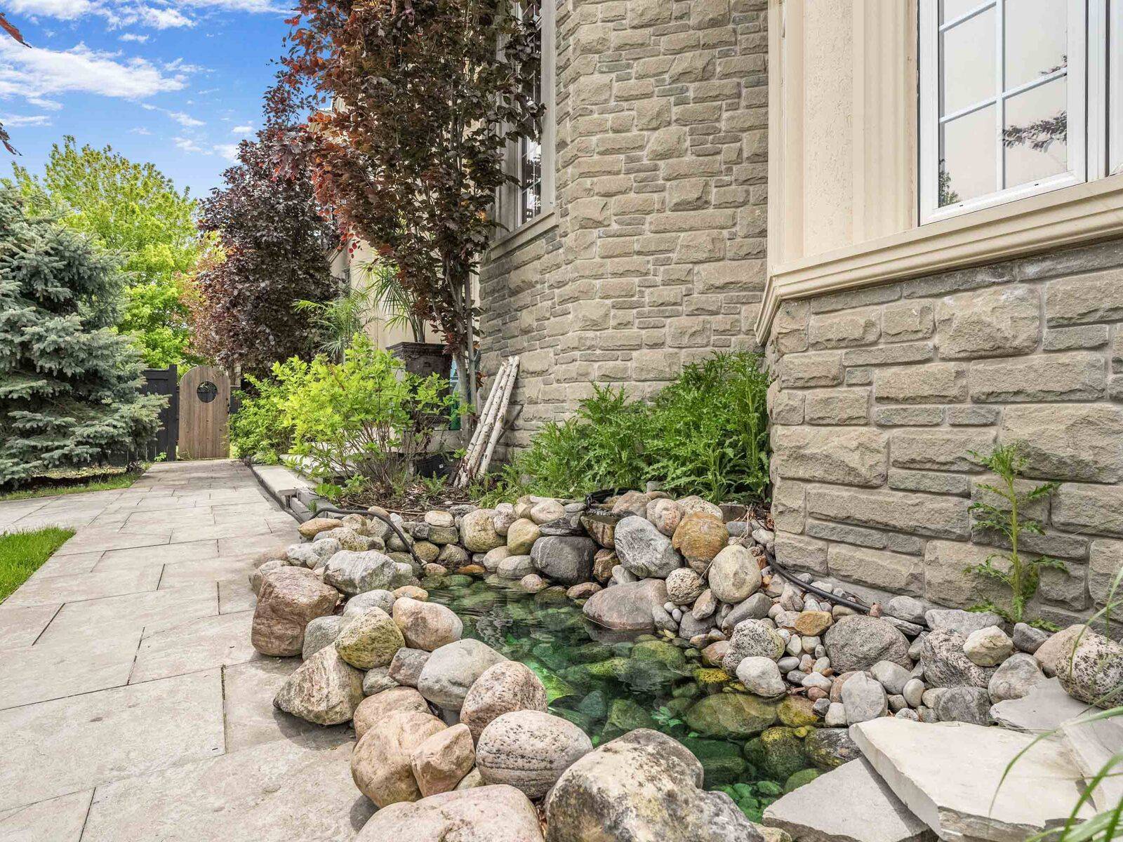 Oakville, ON L6L 0A6,242 Milkweed WAY