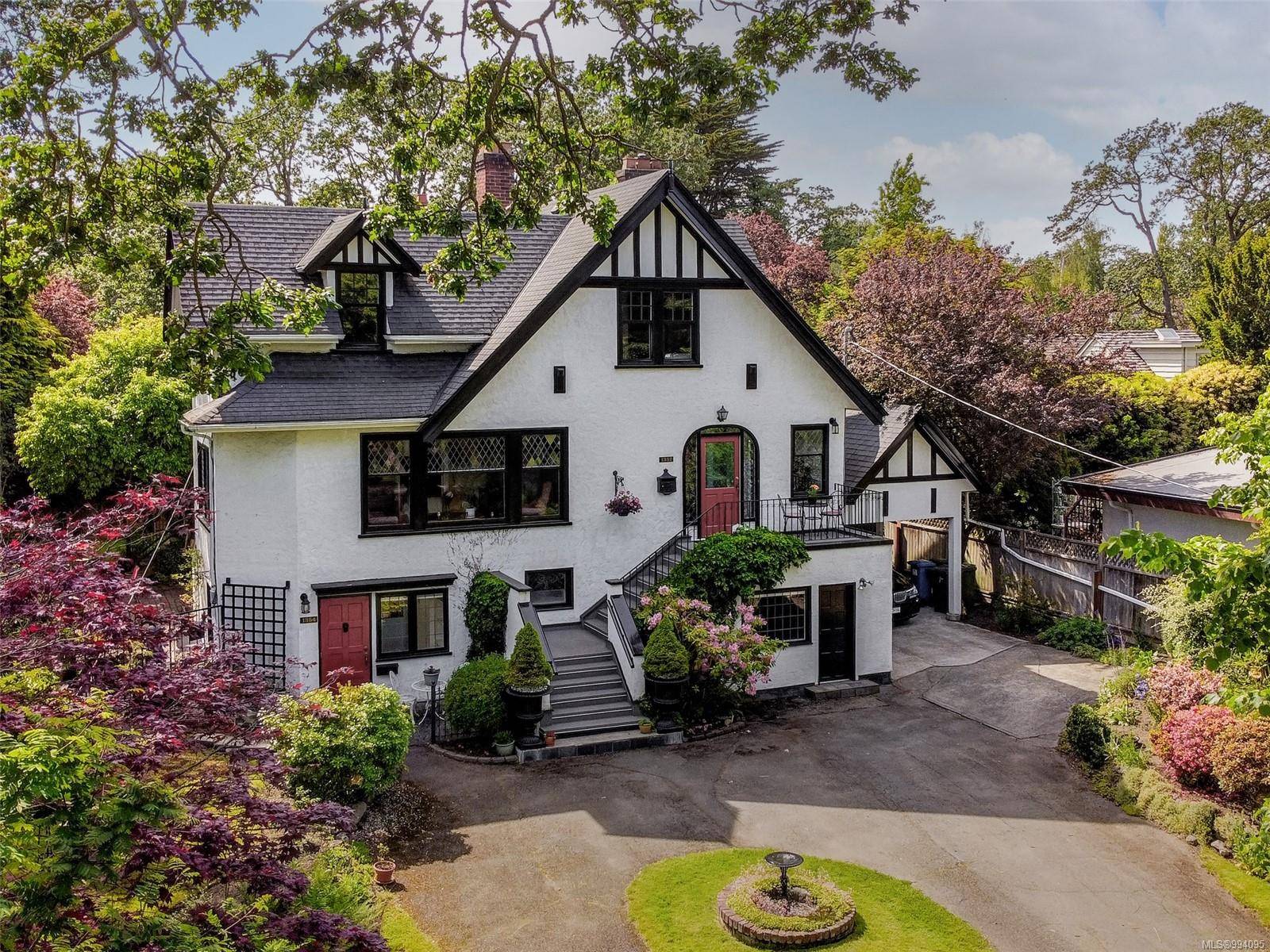 Oak Bay, BC V8S 4Y4,1352/54 St. Patrick St