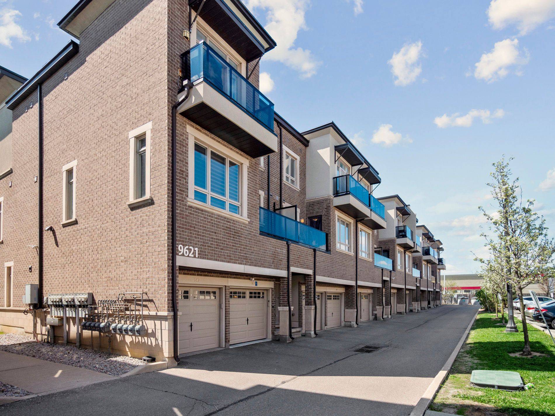 Vaughan, ON L6A 4G5,9621 Jane ST #14