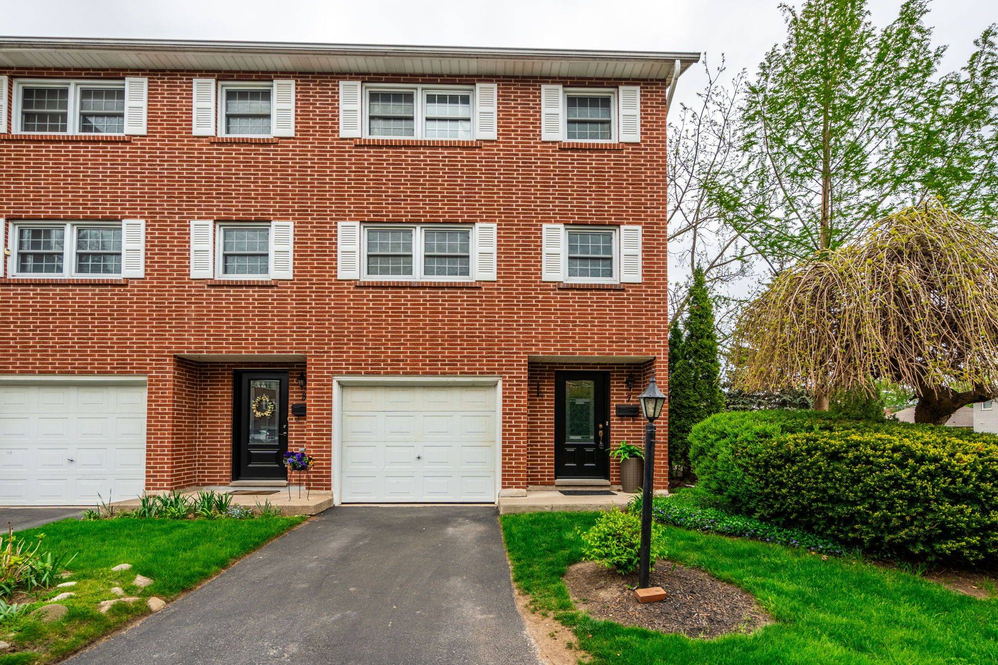 Grimsby, ON L3M 1L4,91 Livingston AVE #7