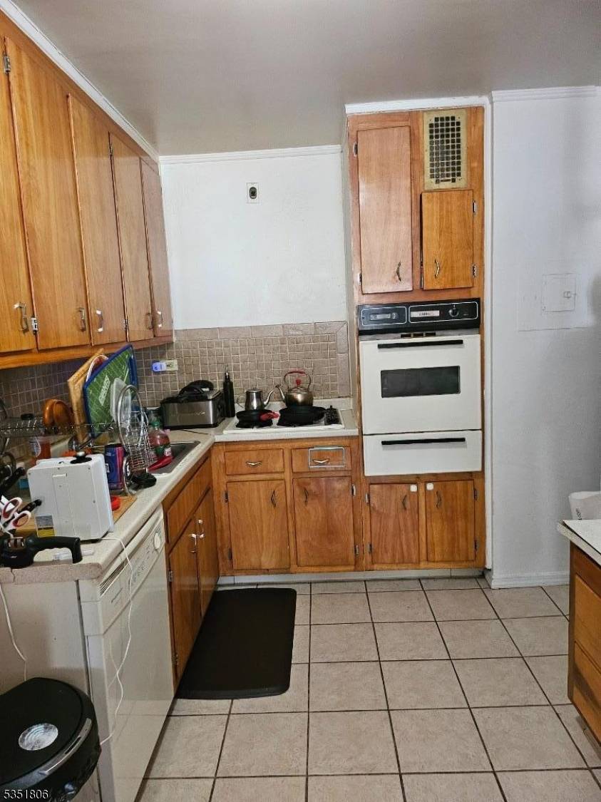 Paterson City, NJ 07514,39 E 39Th St #3P