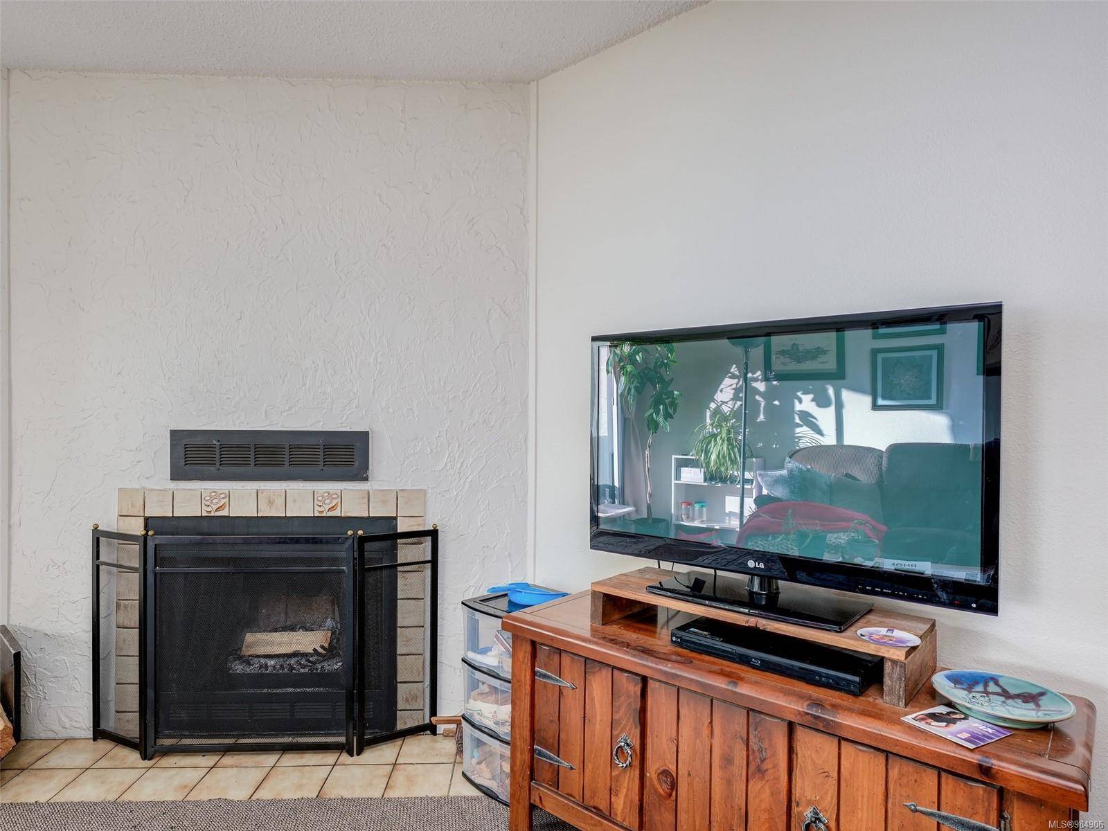 Saanich, BC V8Z 6S6,290 Regina Ave #114