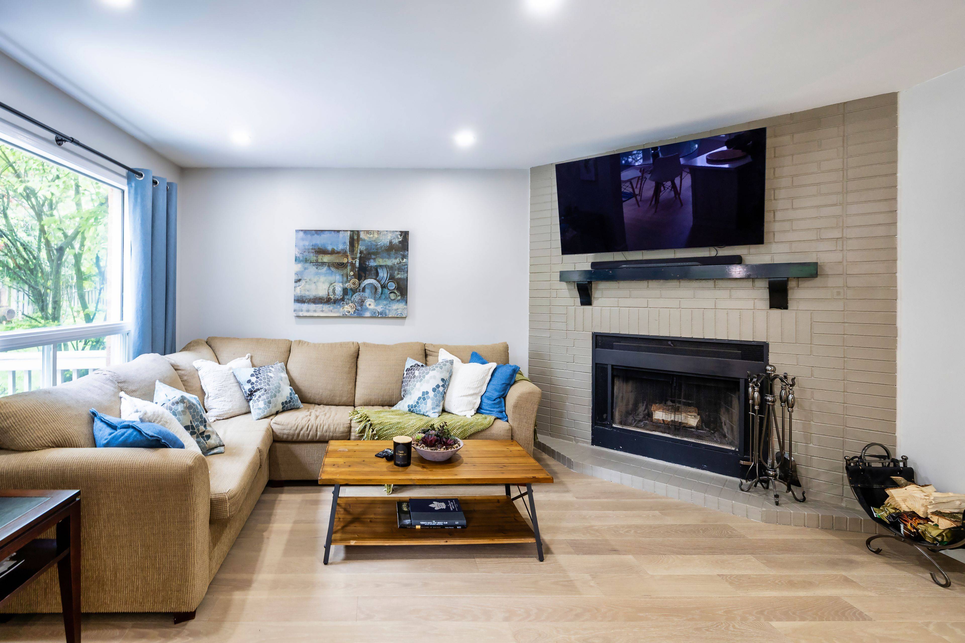 Aurora, ON L4G 6J5,27 Twelve Oaks DR