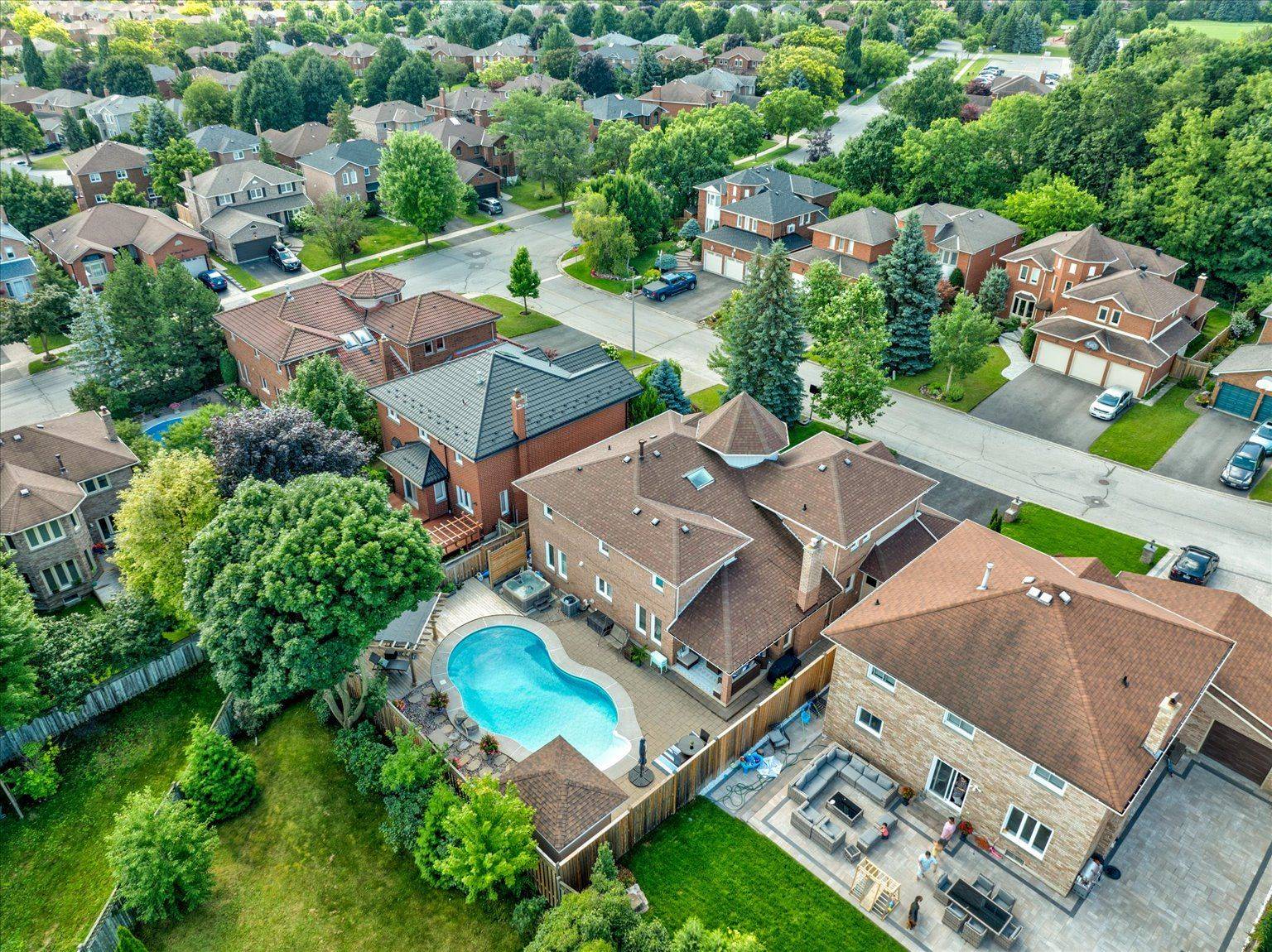 Whitby, ON L1R 1T7,6 Mapleglen CT
