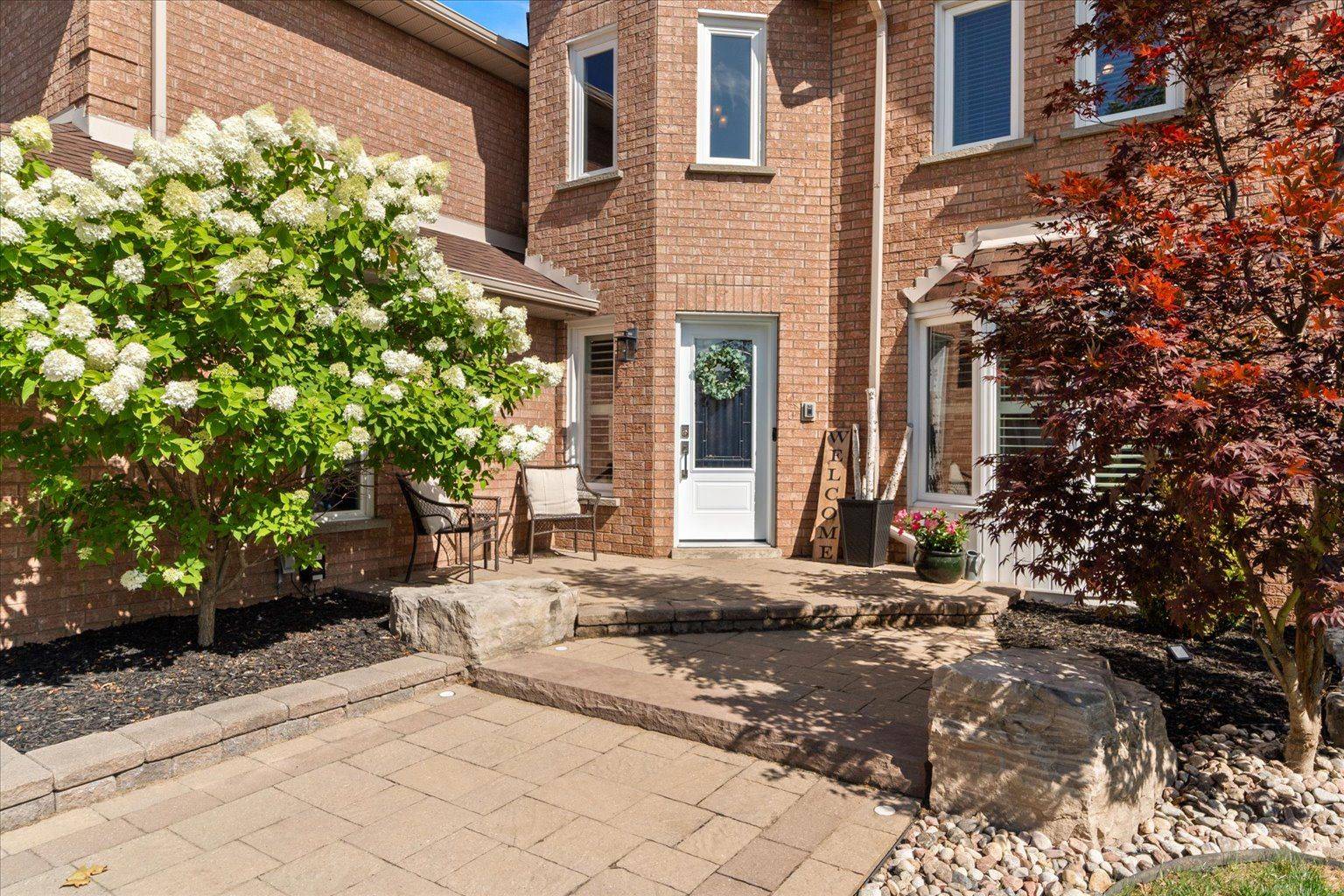 Whitby, ON L1R 1T7,6 Mapleglen CT