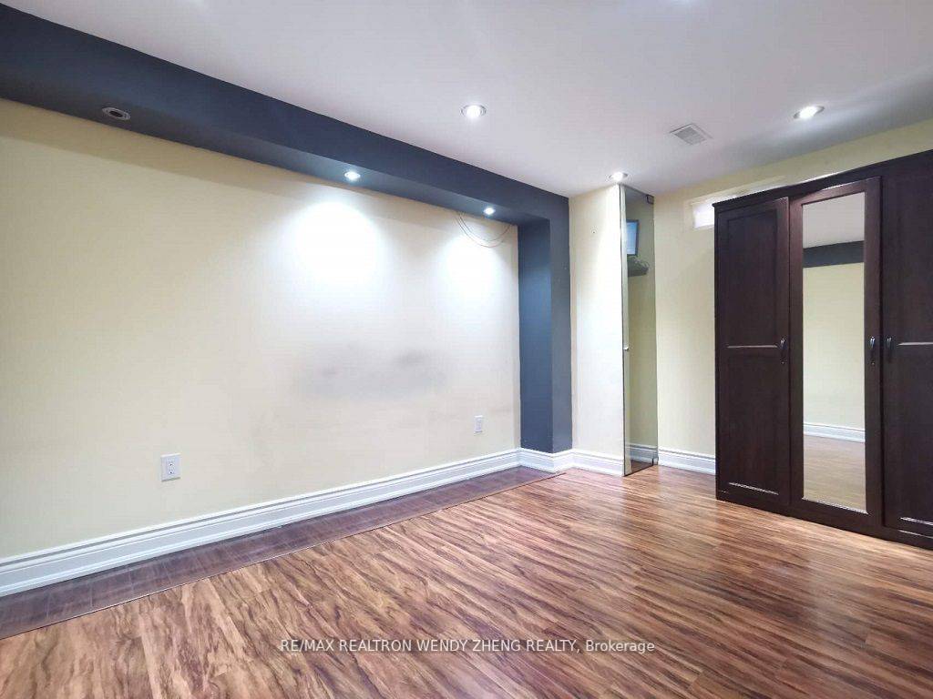 Brampton, ON L6S 6K2,19 Village Lake CRES #Bsmt