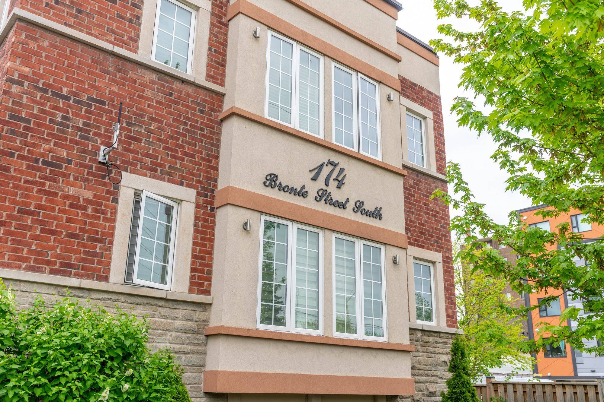 Milton, ON L9T 1Y8,174 Bronte ST S #202