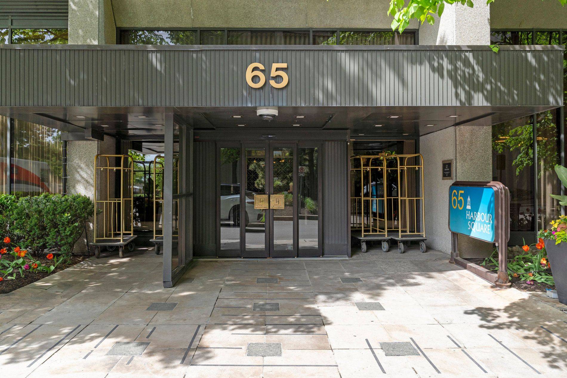 Toronto C01, ON M5J 2L4,65 Harbour SQ #3206
