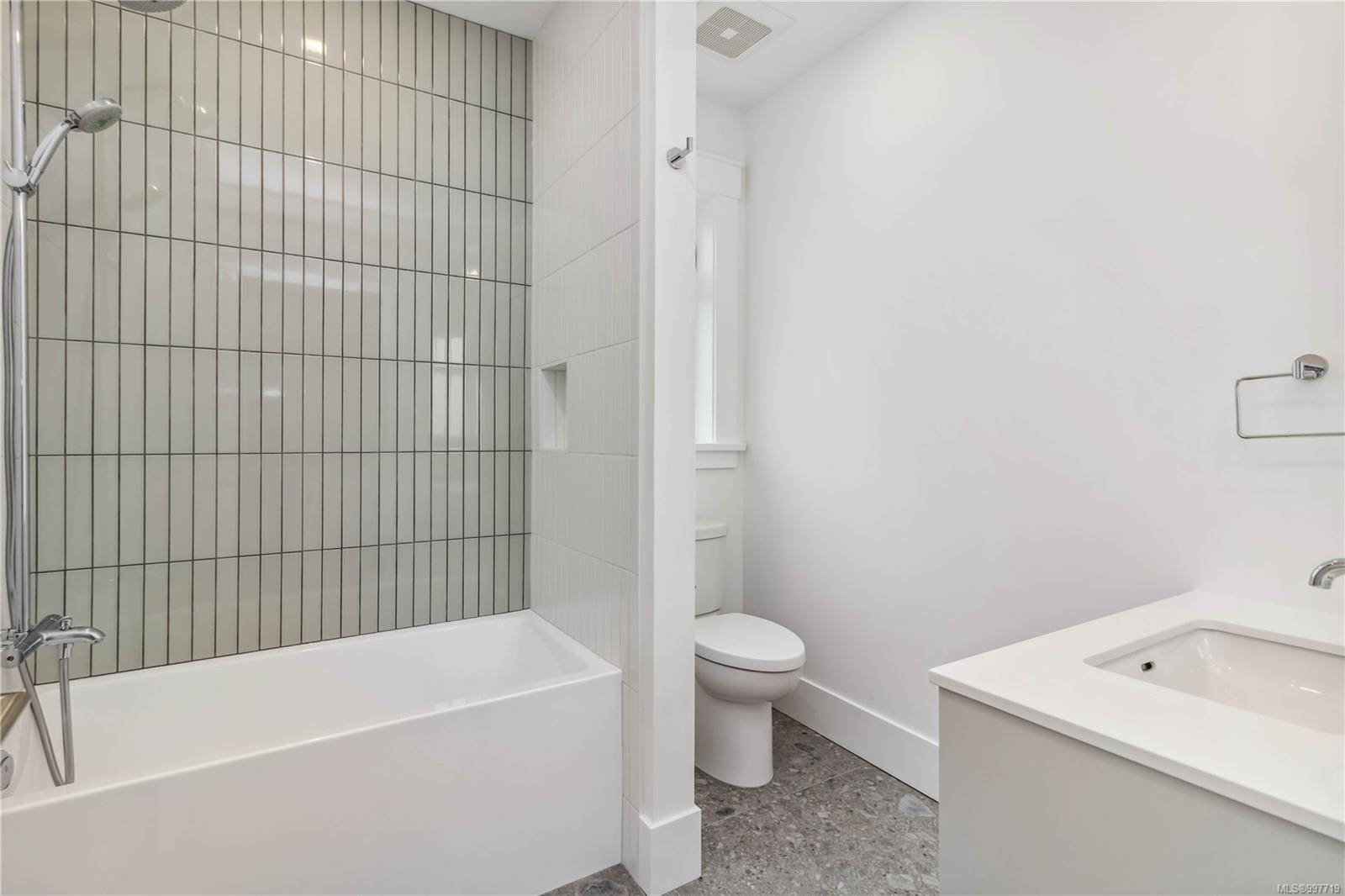 Victoria, BC V8T 2Y6,1915 Fernwood Rd #4
