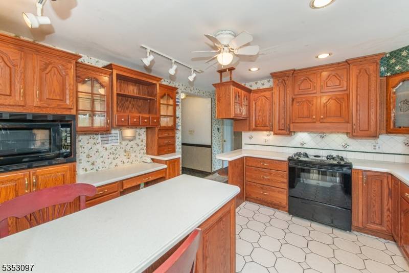 Wanaque Boro, NJ 07465,17 Schirra Dr