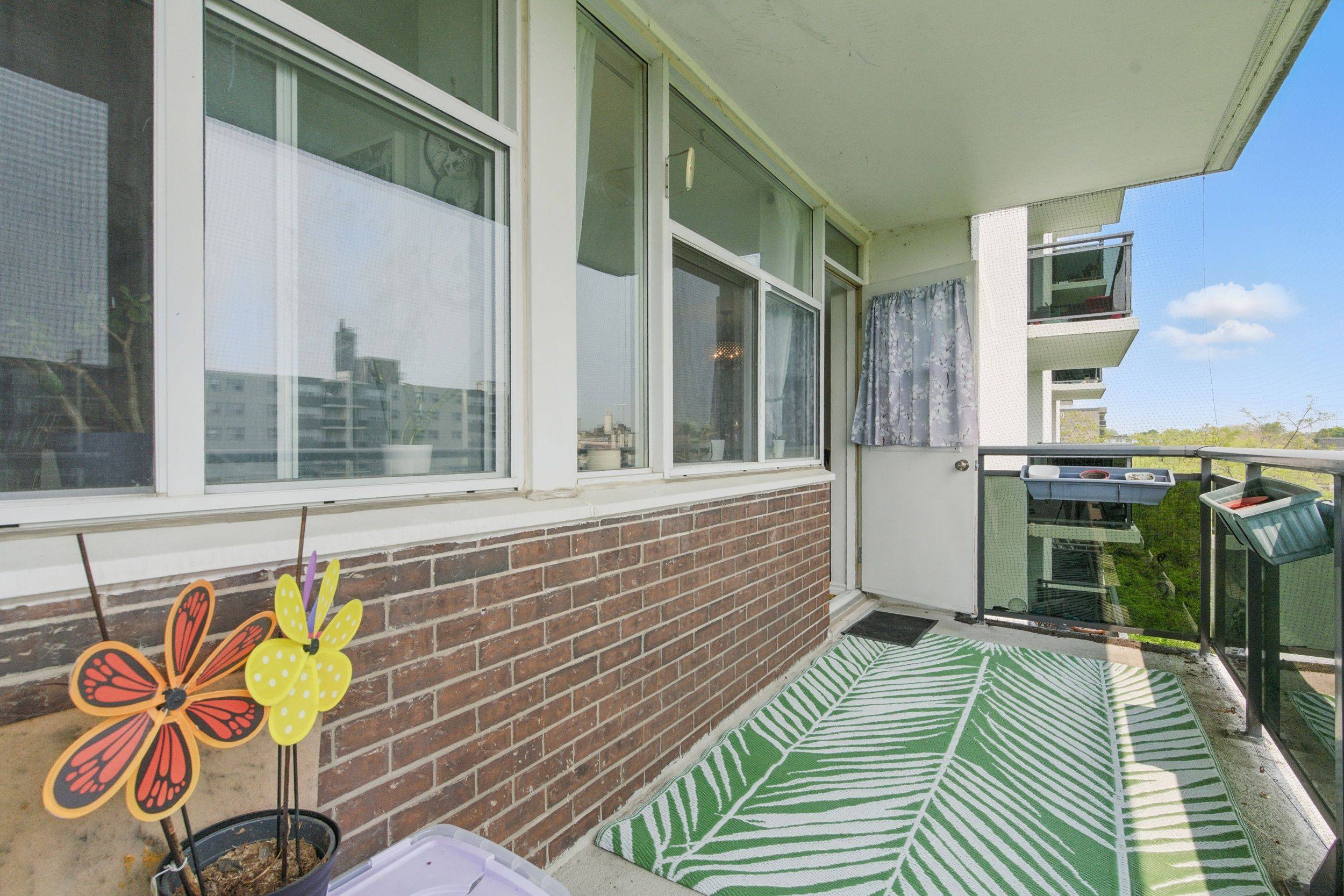 Toronto E04, ON M1K 2N3,2245 Eglinton AVE E #706
