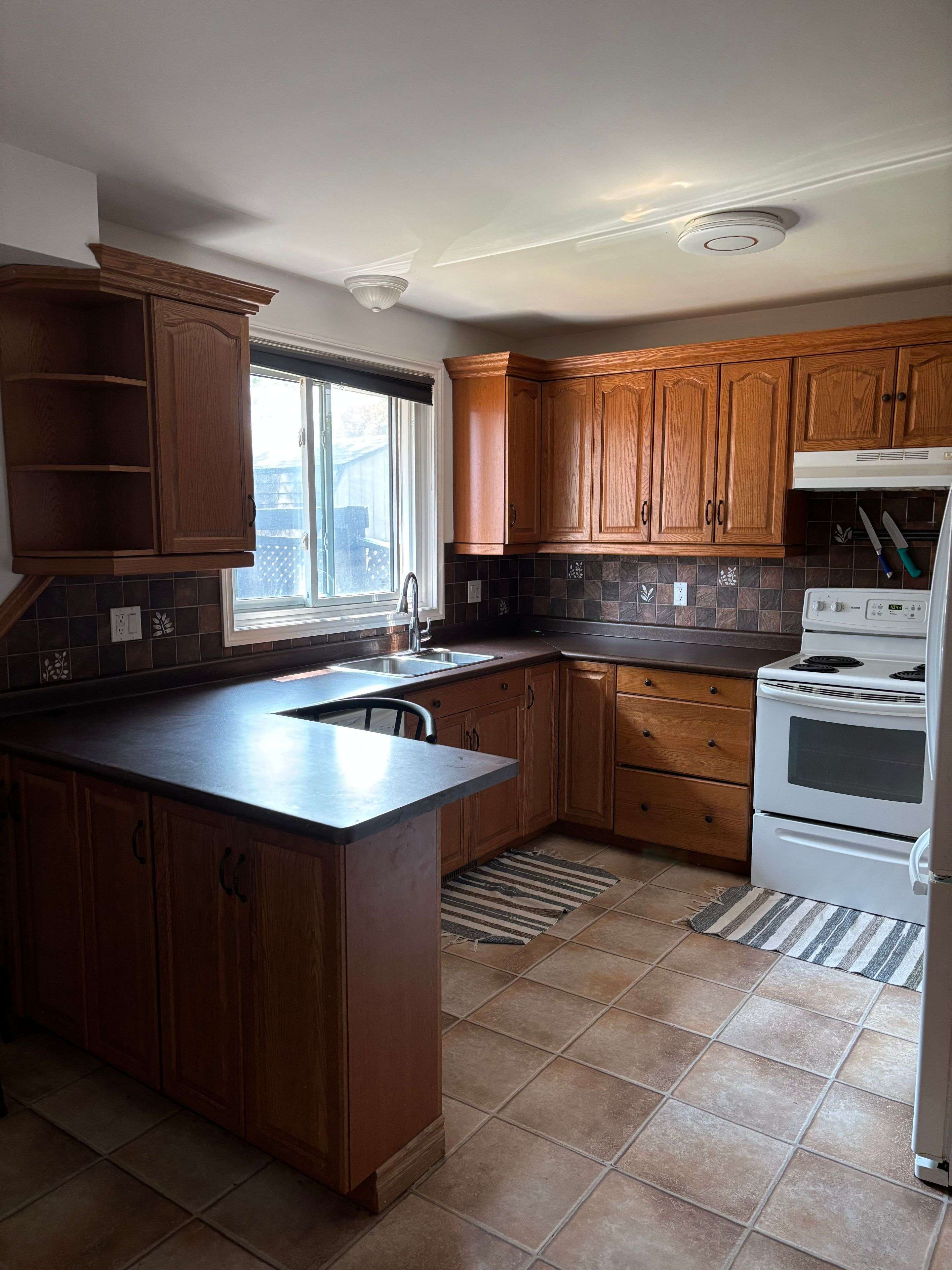 St. Thomas, ON N5R 5E3,29 Mccully DR S #Main and Upper Floor