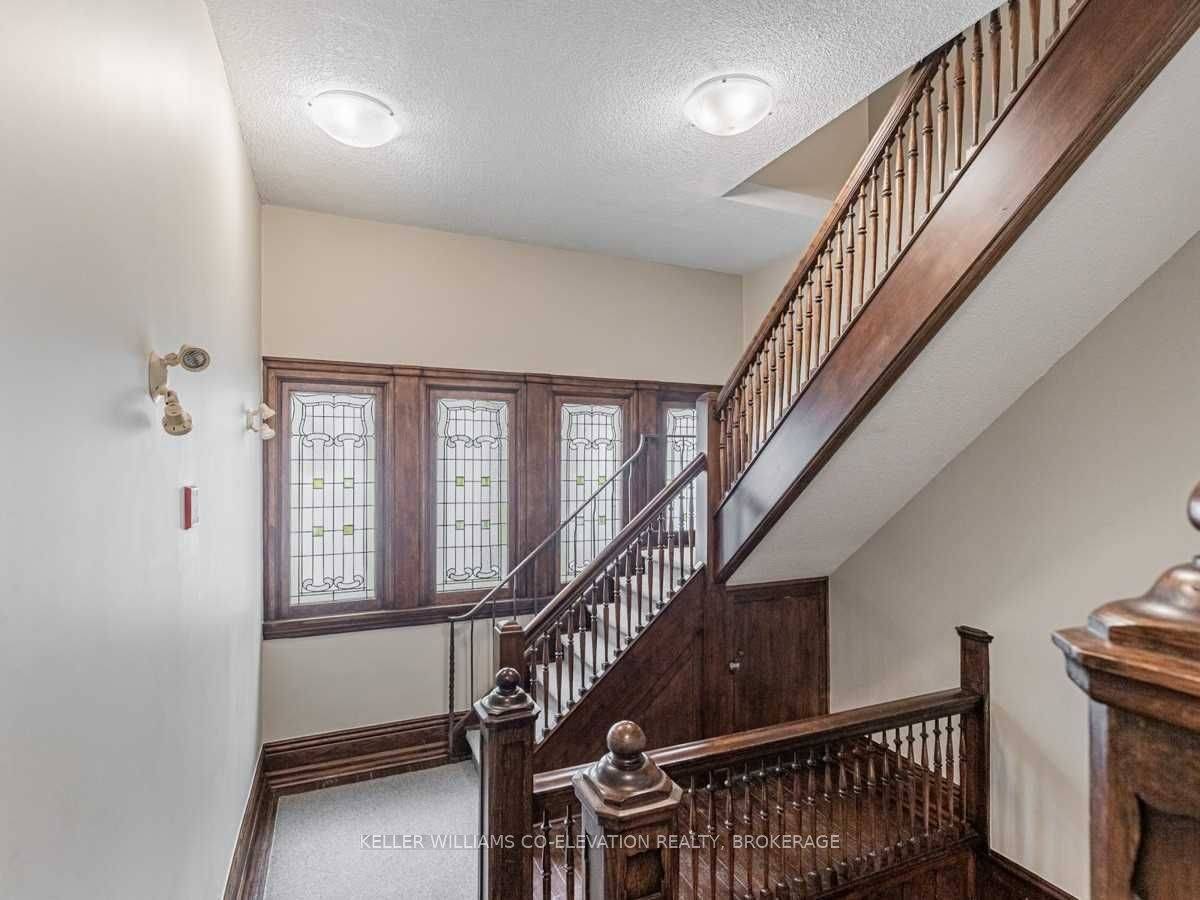 Toronto C02, ON M5R 2N5,228 St George ST #4