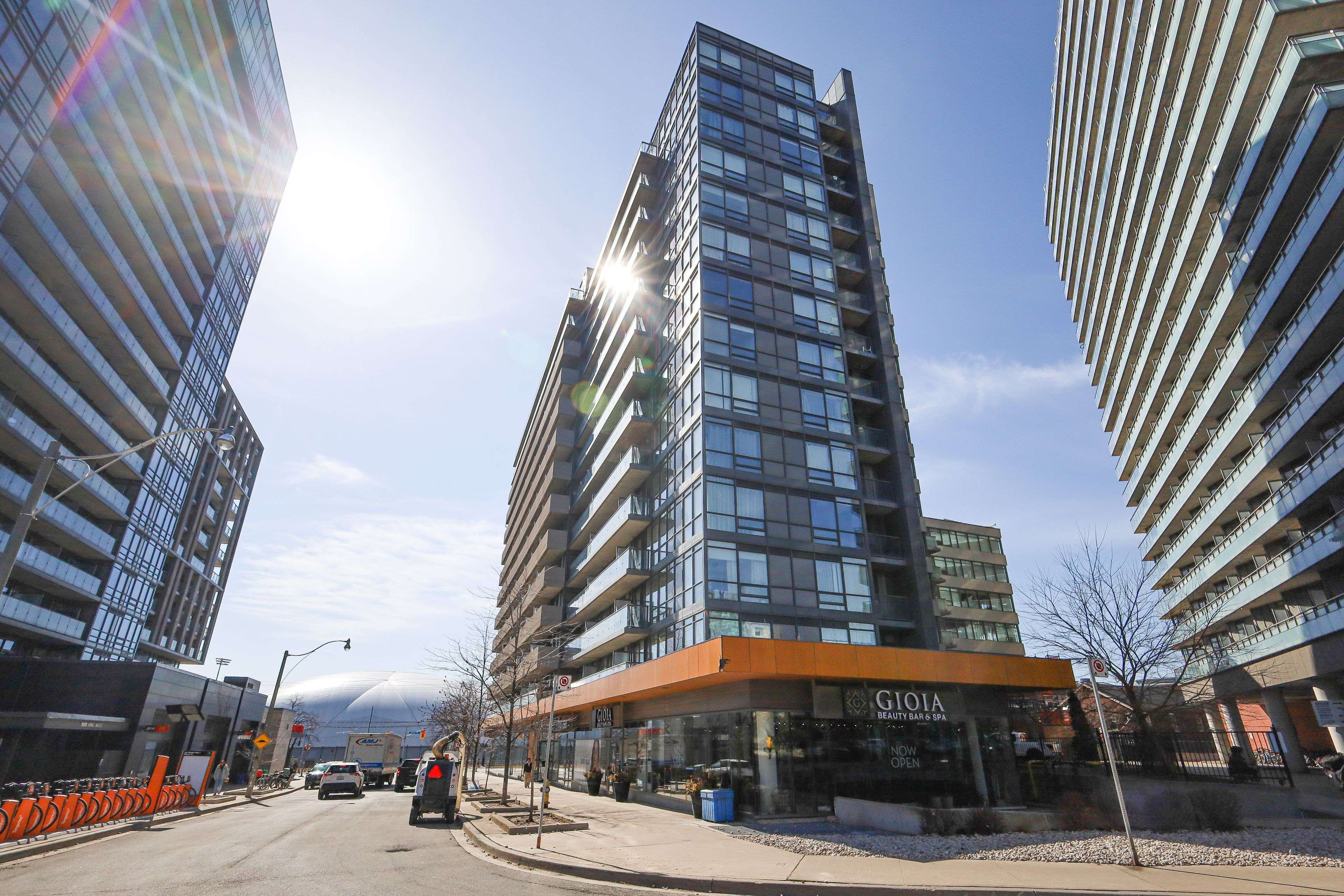 Toronto C01, ON M6K 0A3,20 Joe Shuster WAY #322