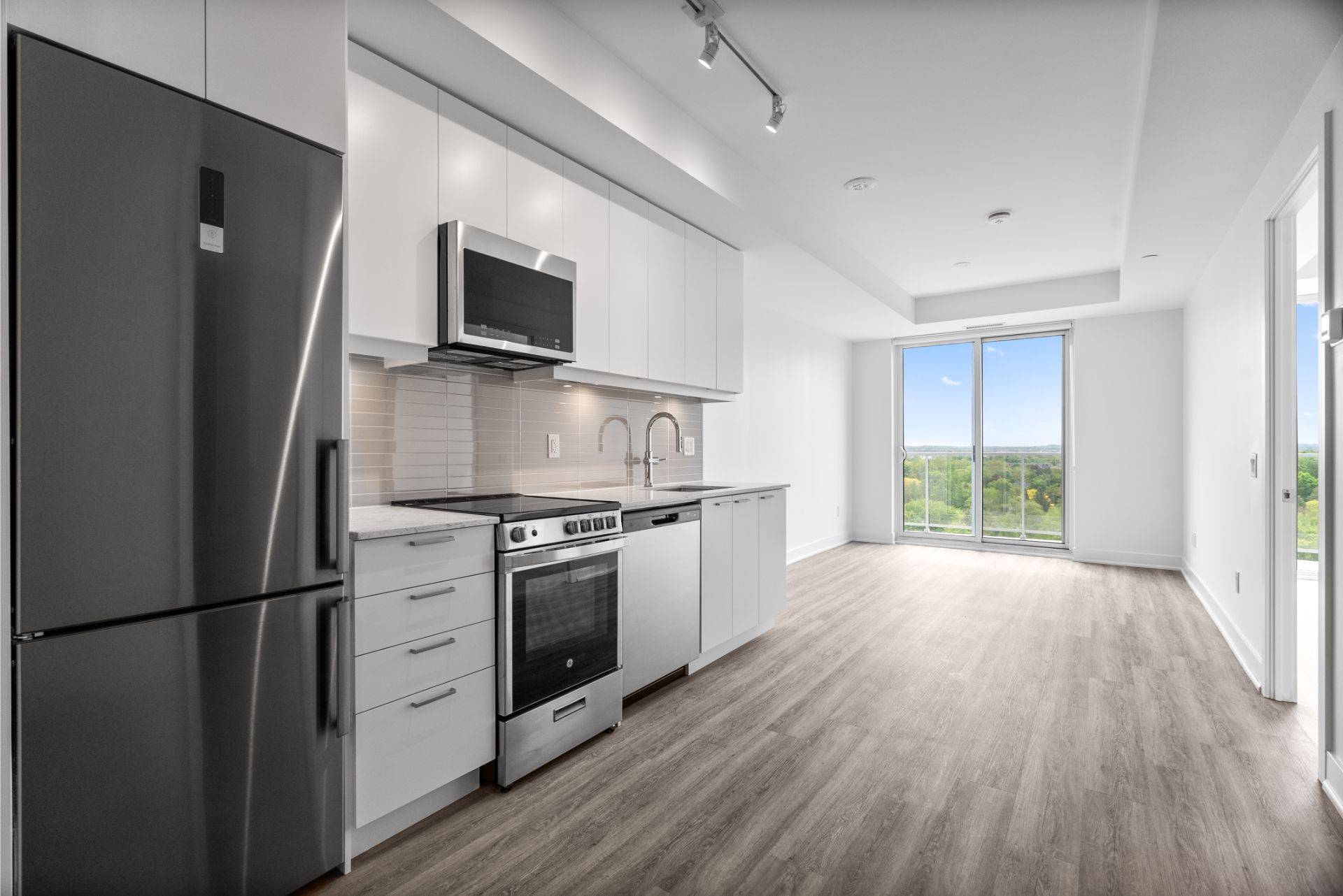 Newmarket, ON L3Y 0G8,200 Deerfield RD #1002