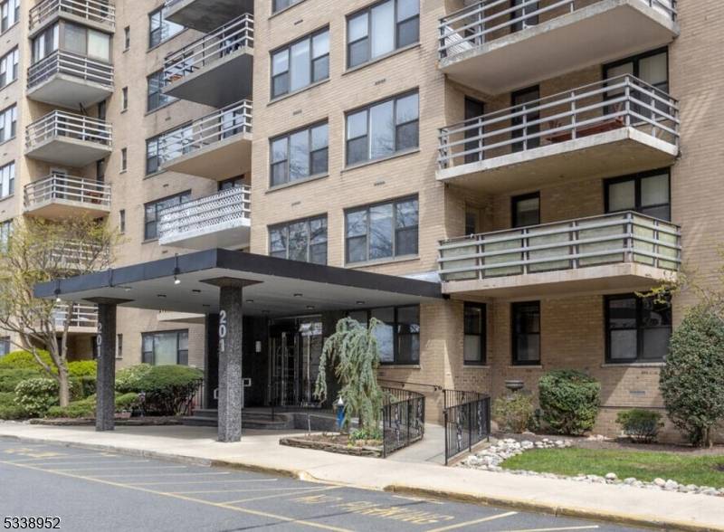 Jersey City, NJ 07306,201 St Pauls Ave Apt 2G
