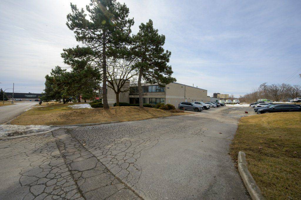 Burlington, ON L7L 5K7,916 Gateway DR #Main Floor