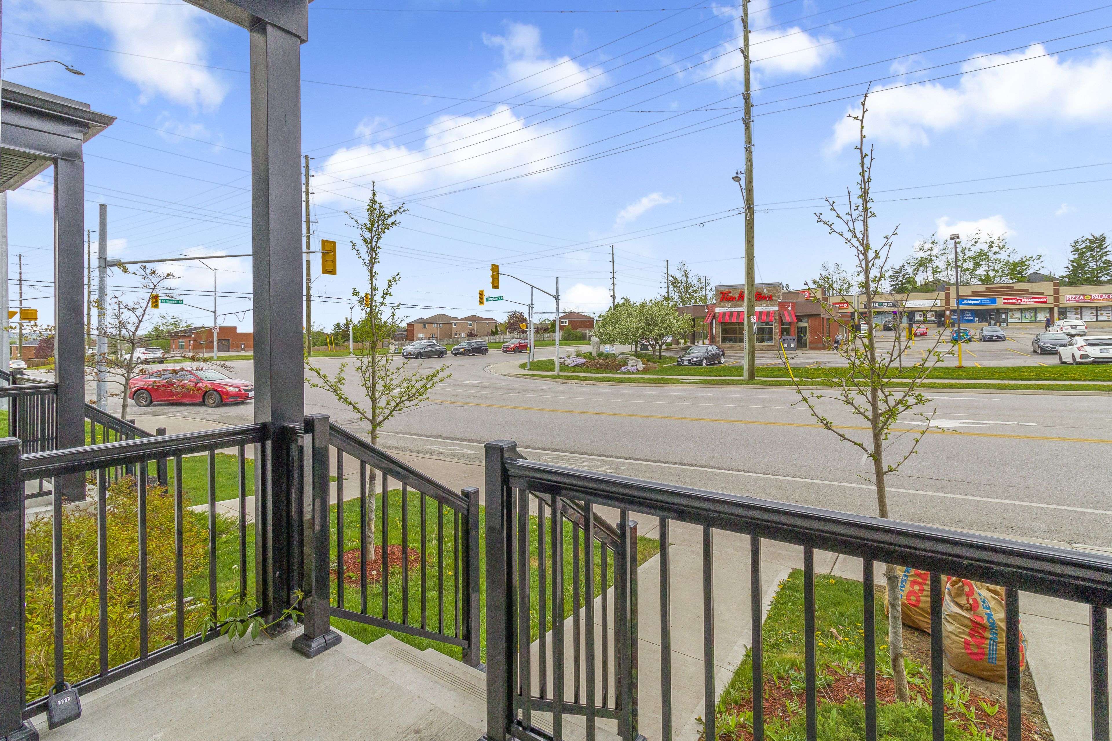 Barrie, ON L4M 7E8,21 STONEHART LN #18