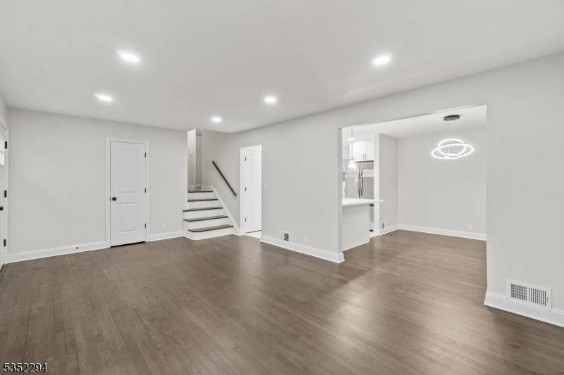 Little Falls Twp., NJ 07424,14 Lynn Pl