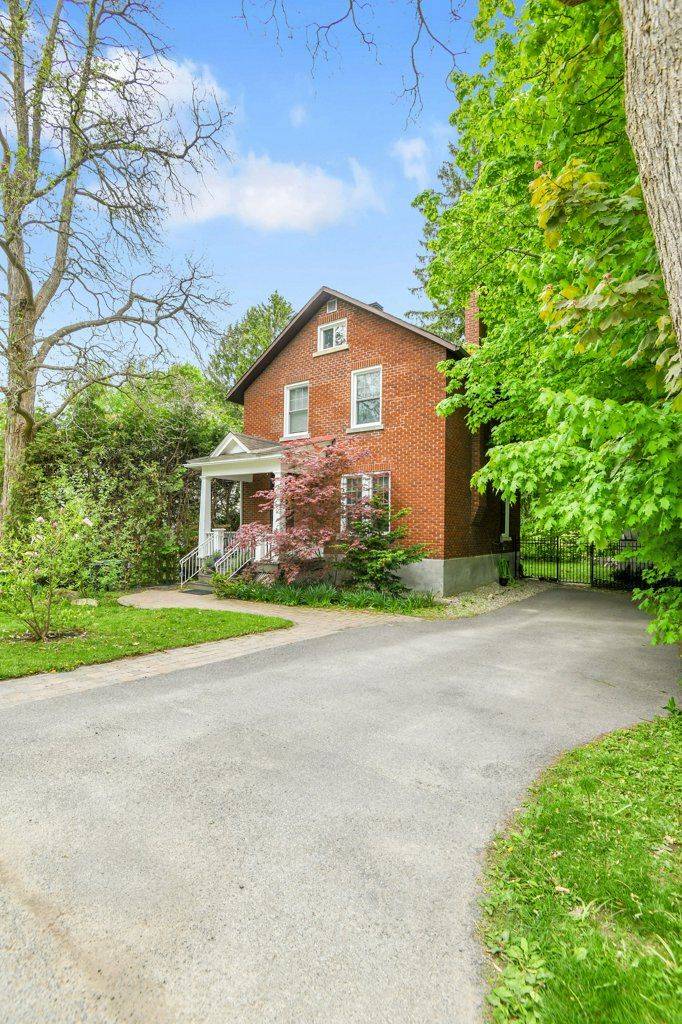 Rockcliffe Park, ON K1M 0B6,141 Minto PL