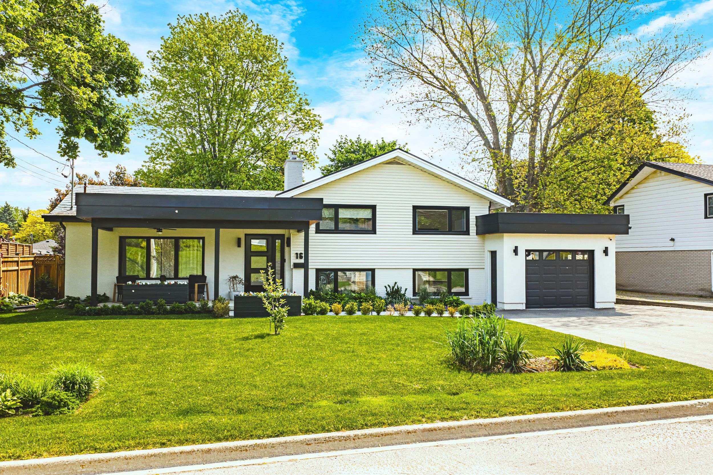 Hamilton, ON L9H 3L6,16 Lynndale DR