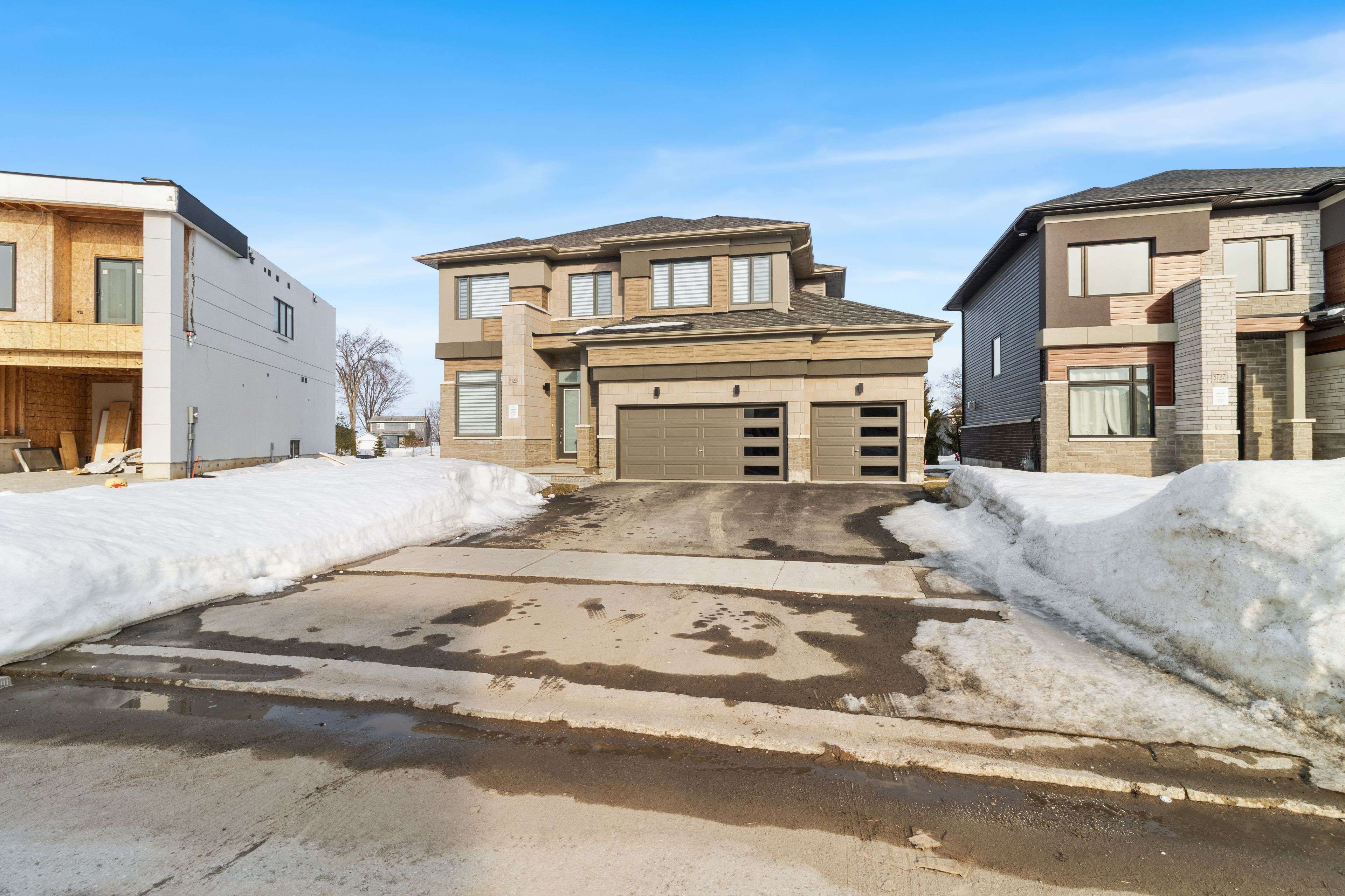 Orillia, ON L3V 6H3,3725 Lakepoint DR E