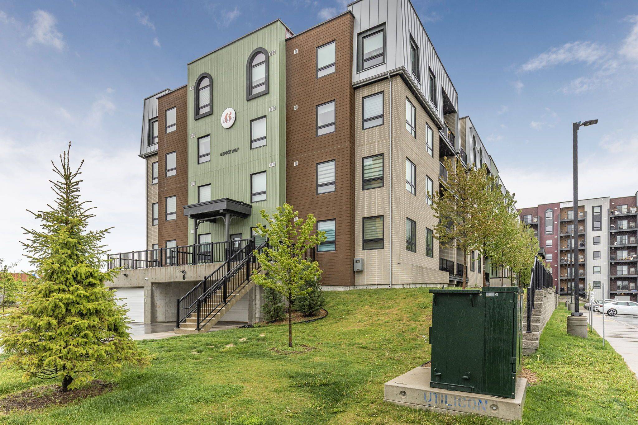 Barrie, ON L9J 0J9,6 Spice WAY #208