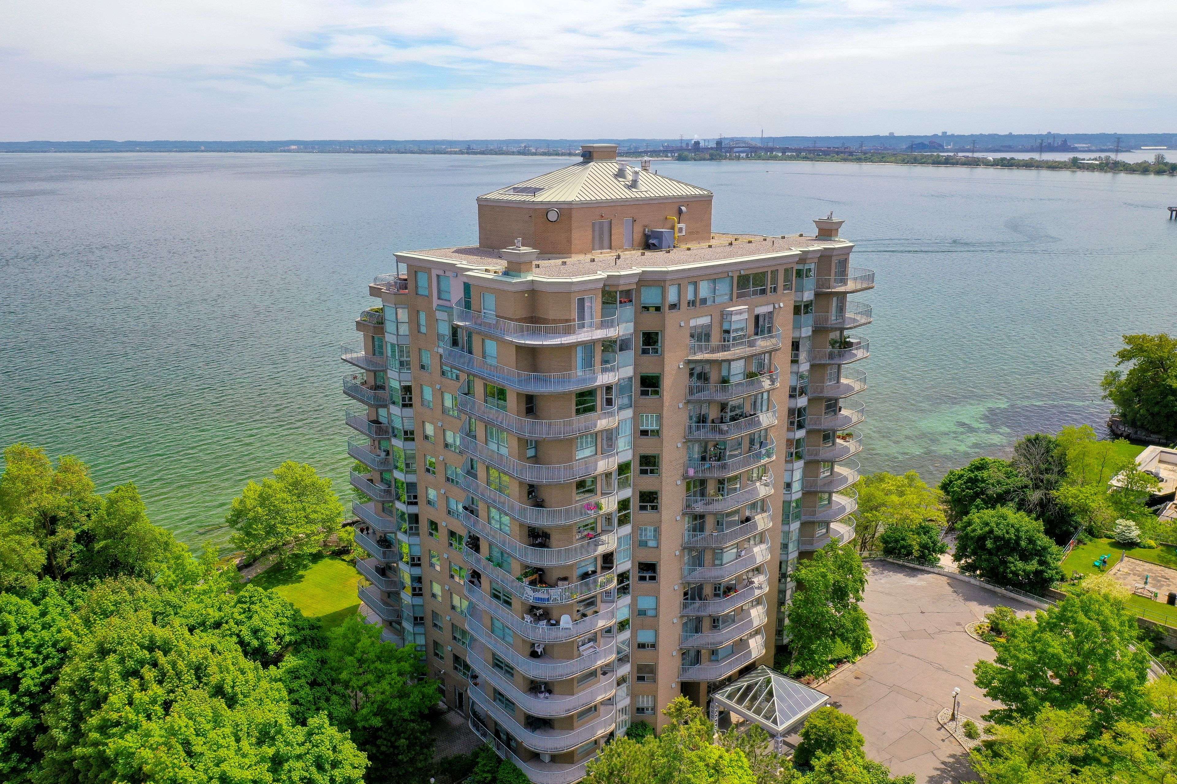 Burlington, ON L7R 4K1,2190 Lakeshore RD #705