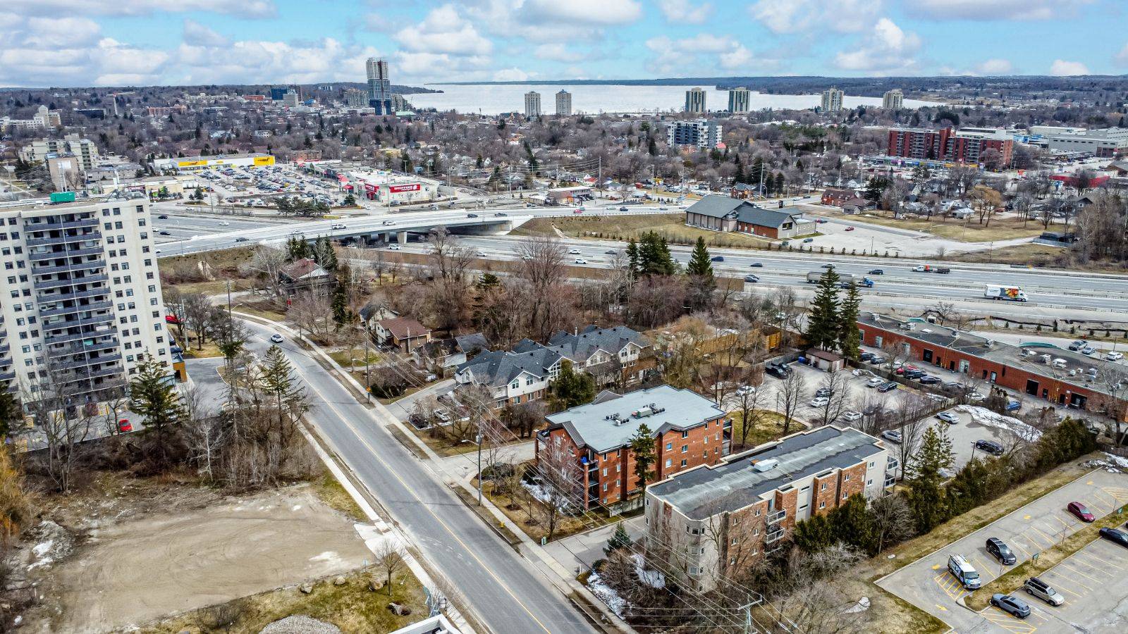 Barrie, ON L4N 1L9,117 Edgehill DR #203