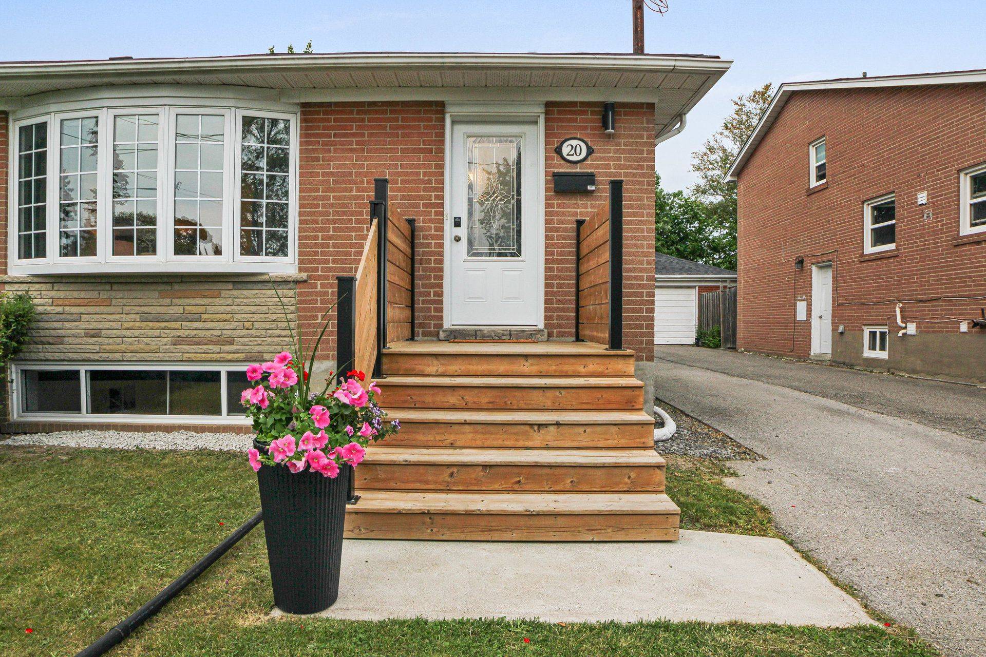 Toronto C13, ON M3A 2C4,20 Slidell CRES