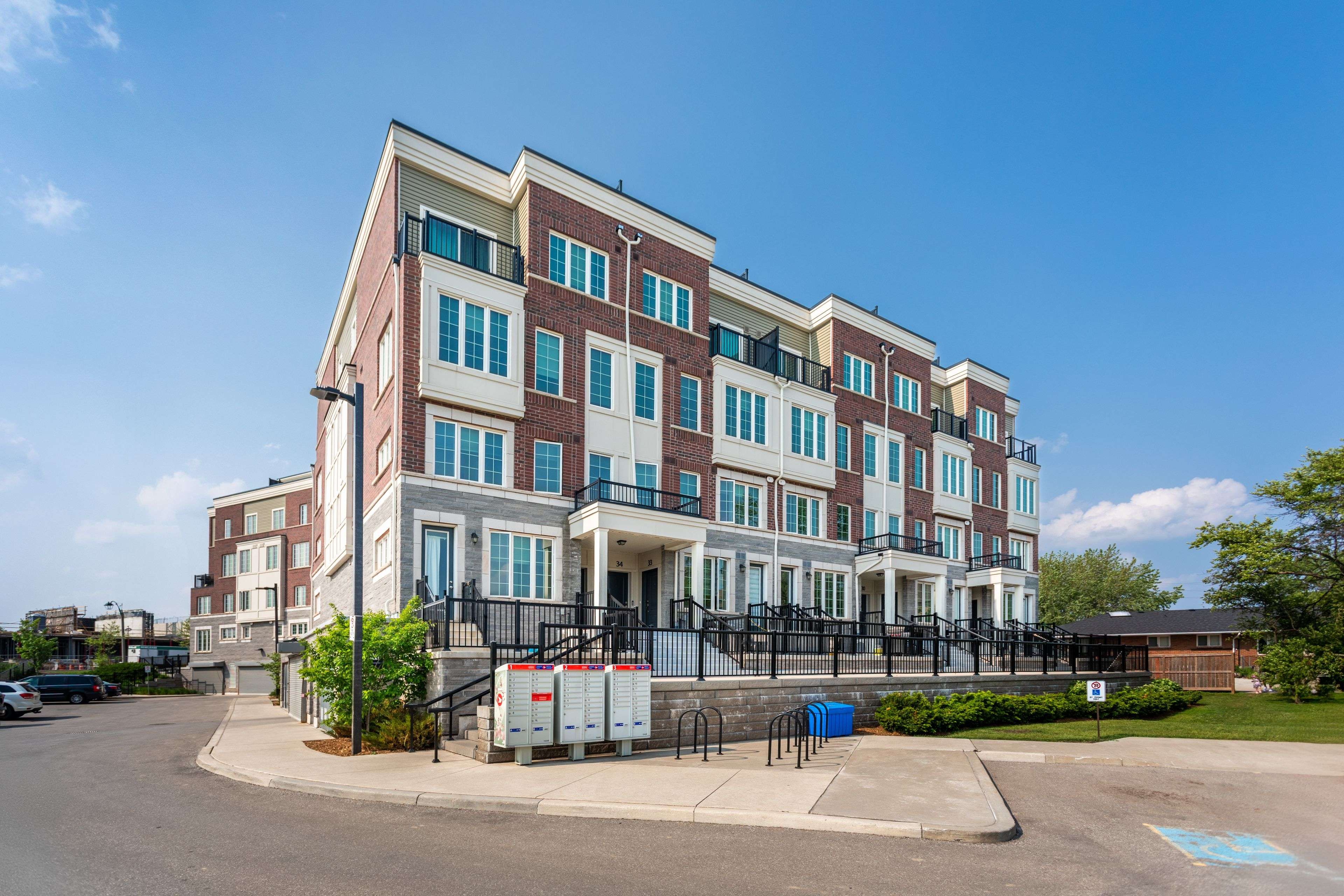 Oakville, ON L6H 0J7,2199 Lillykin ST #32