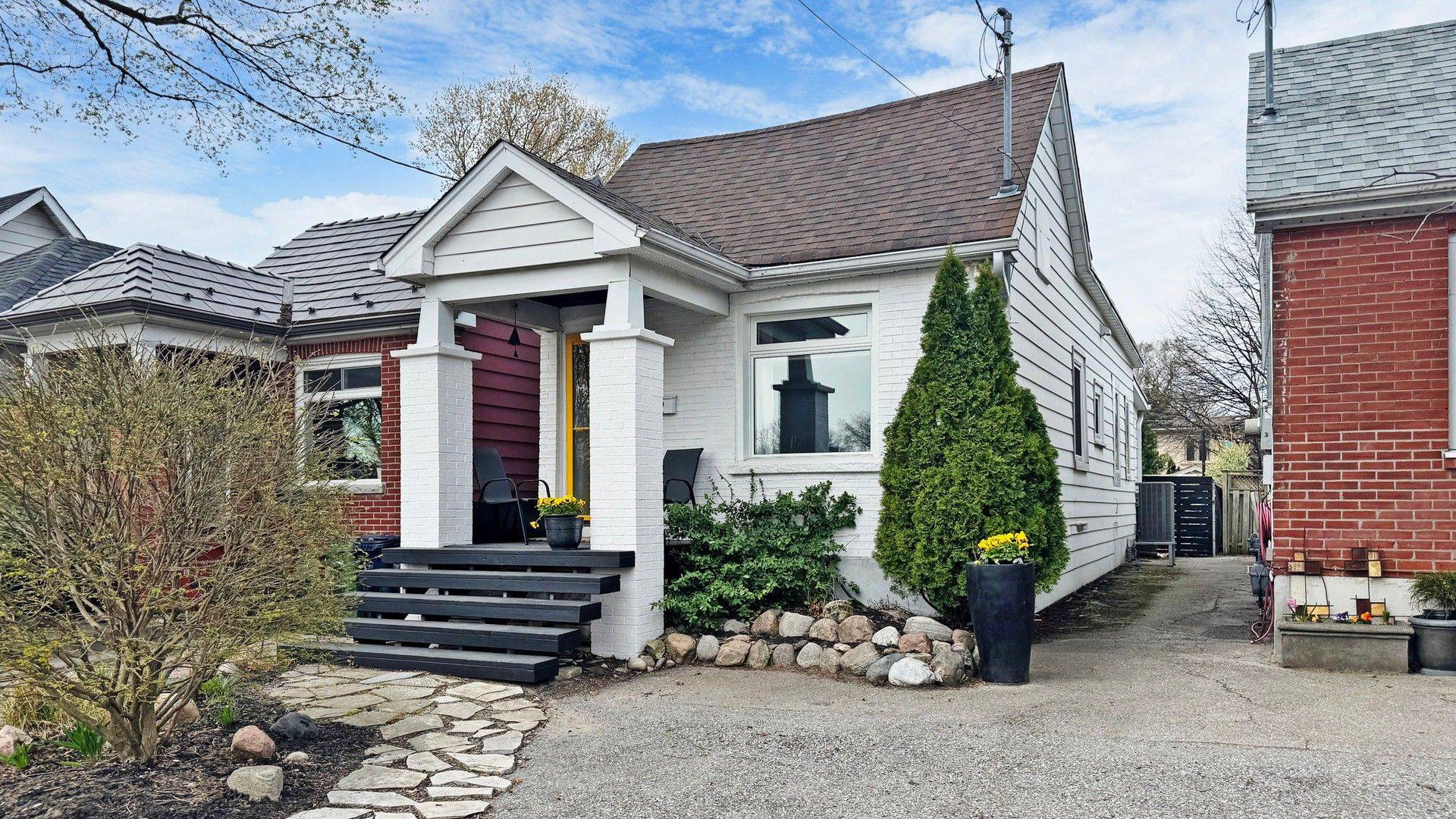 Toronto E03, ON M4C 5L2,242 Gledhill AVE