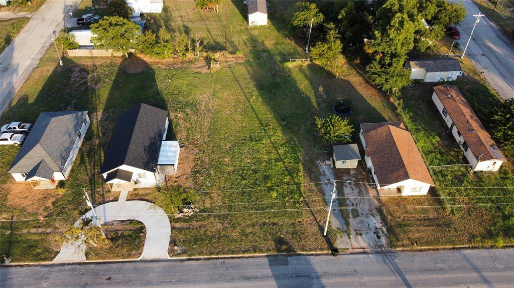 Bowie, TX 76230,305 Ussery Street