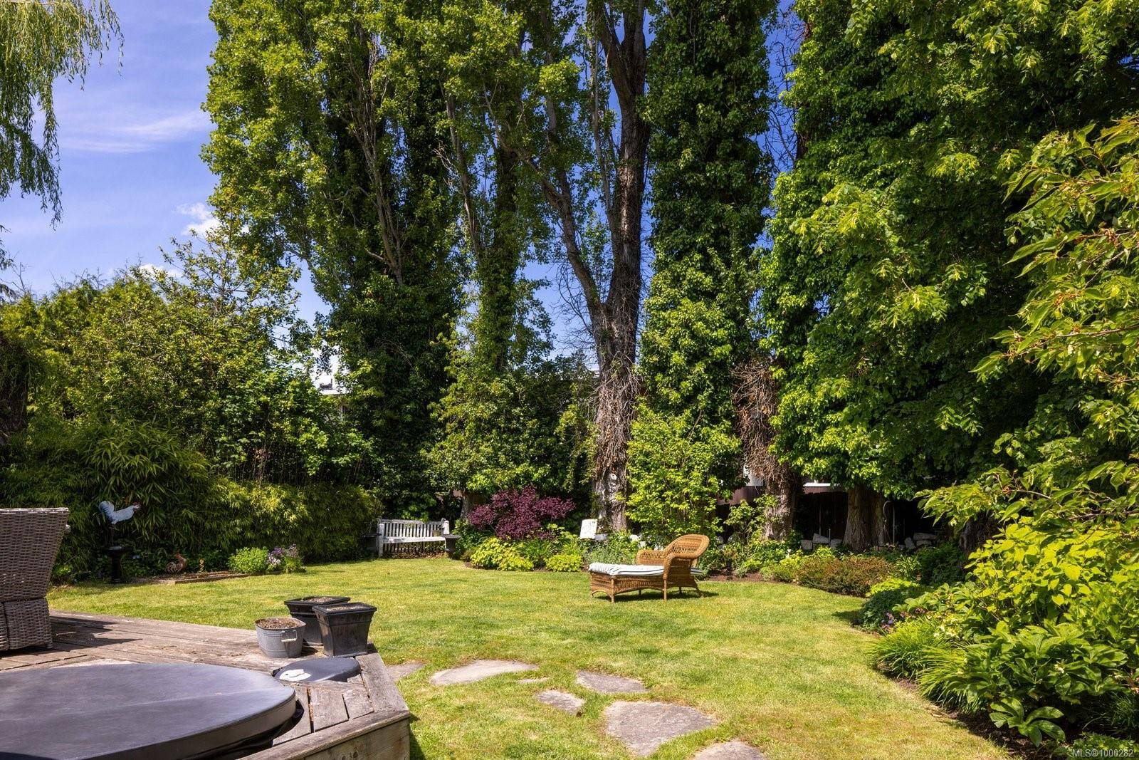 Oak Bay, BC V8R 1L9,2086 Byron St