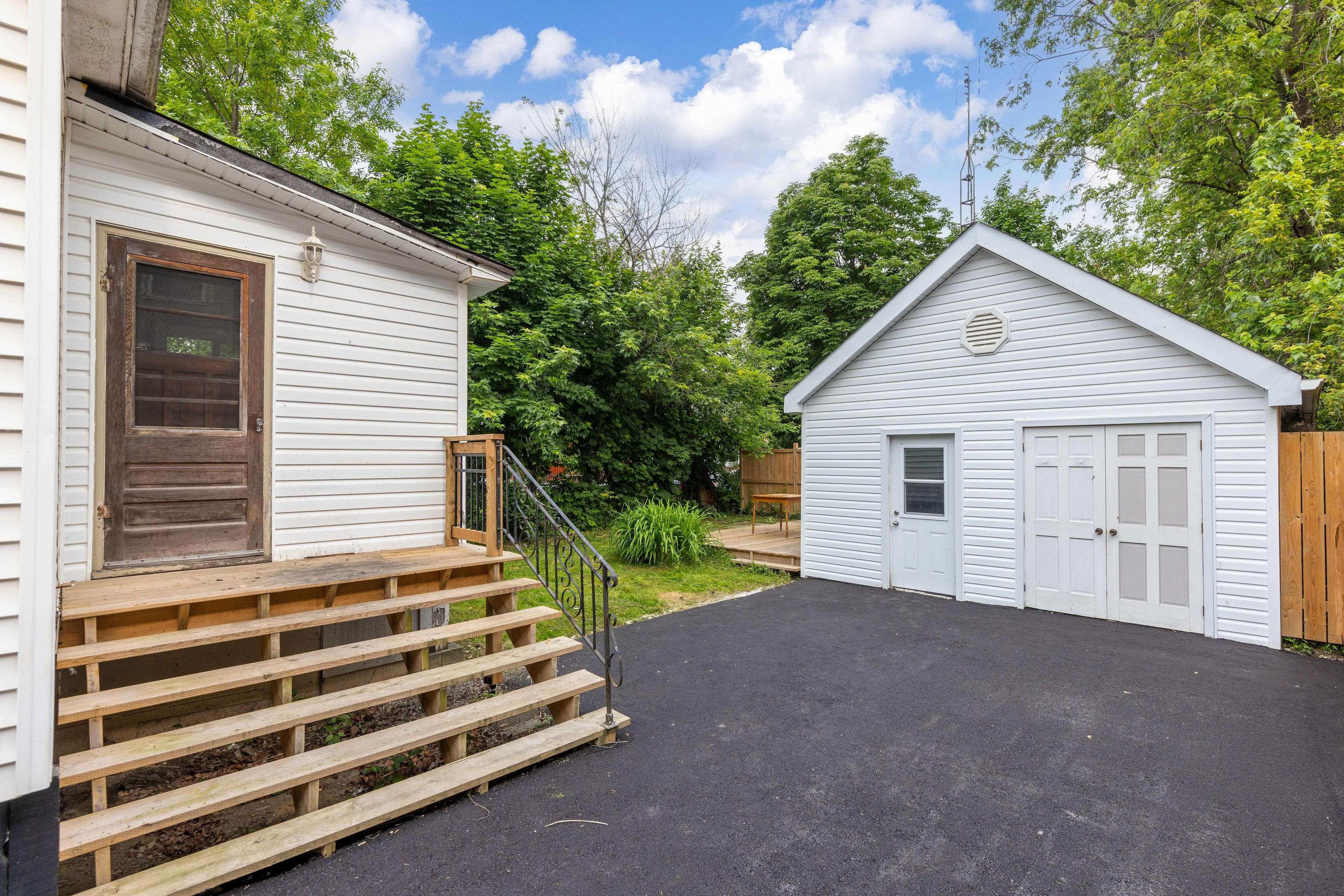 Niagara Falls, ON L2E 2M7,4993 Maple ST