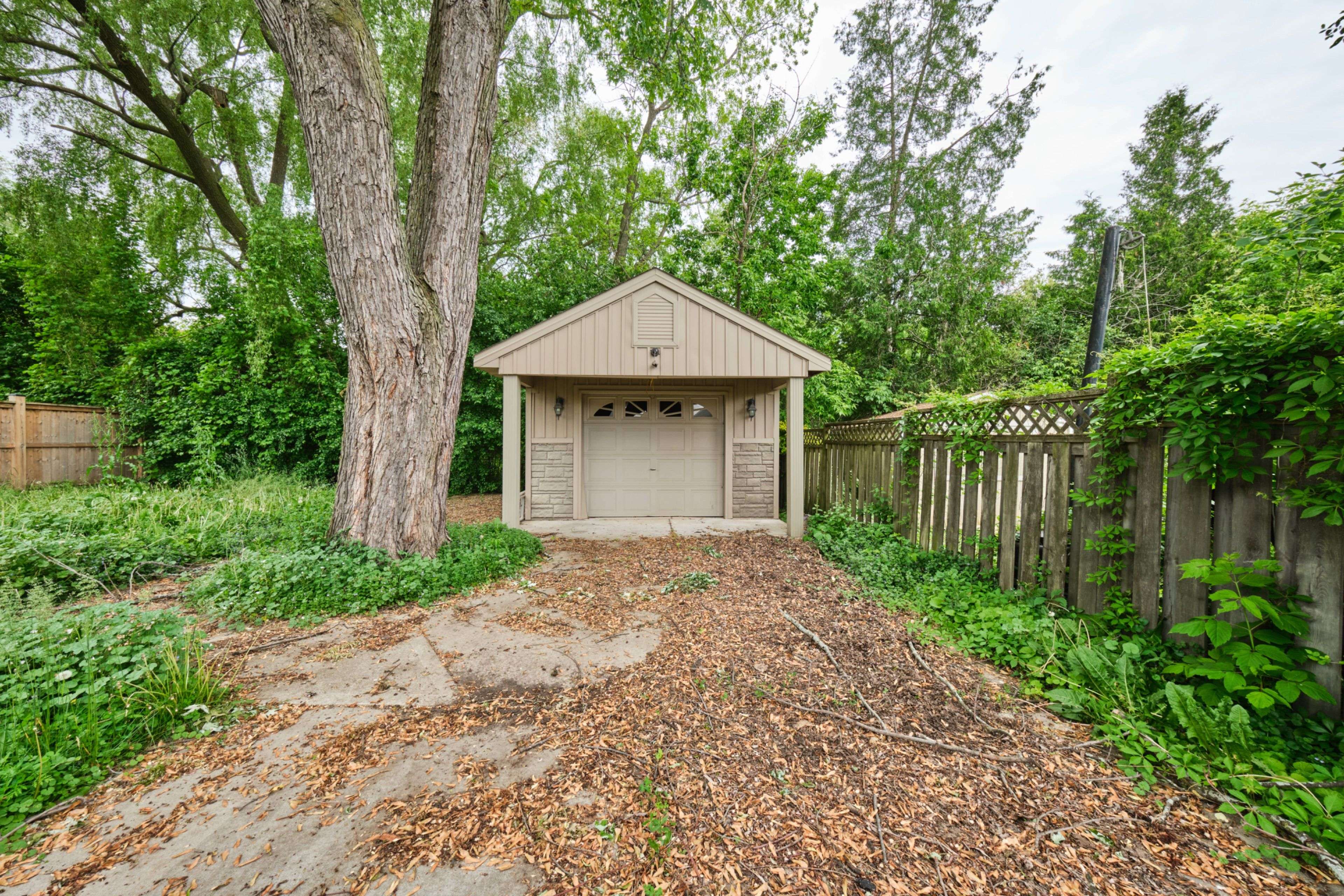Hamilton, ON L8E 1X8,27 Chester RD