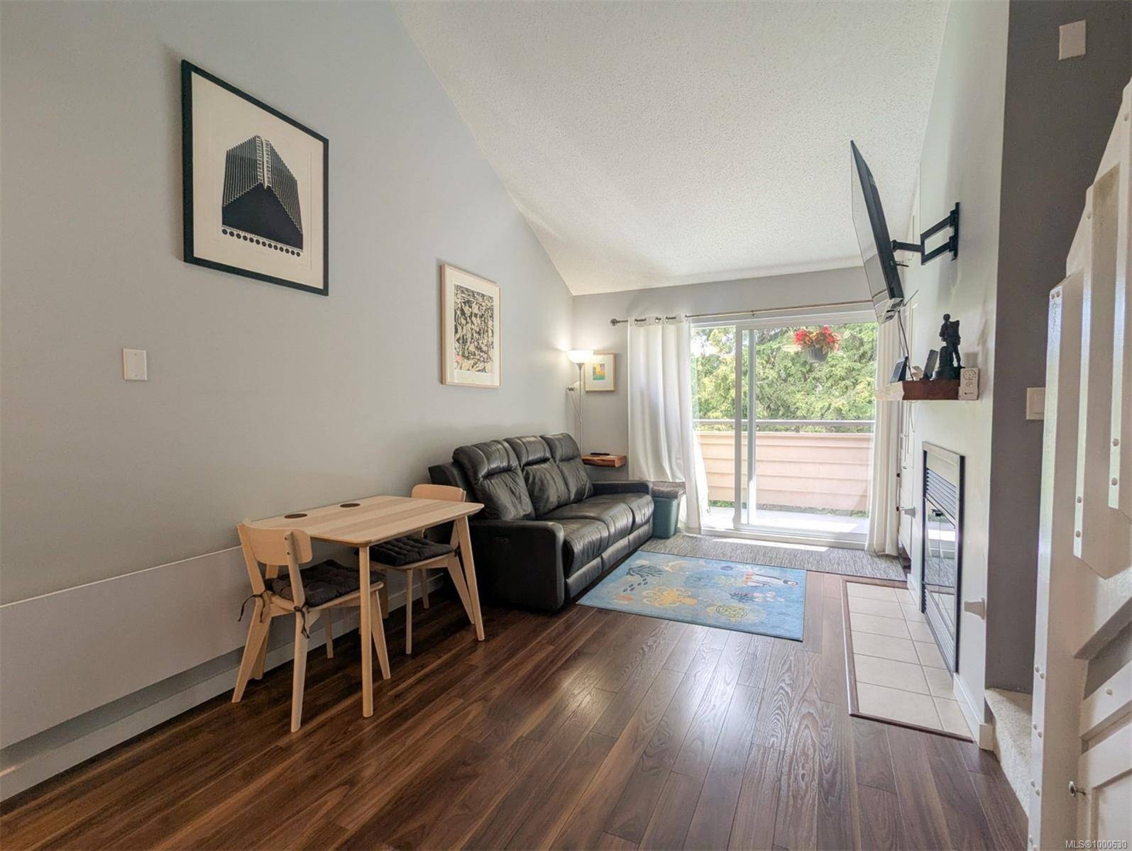 Saanich, BC V8X 1P3,3225 Alder St #305
