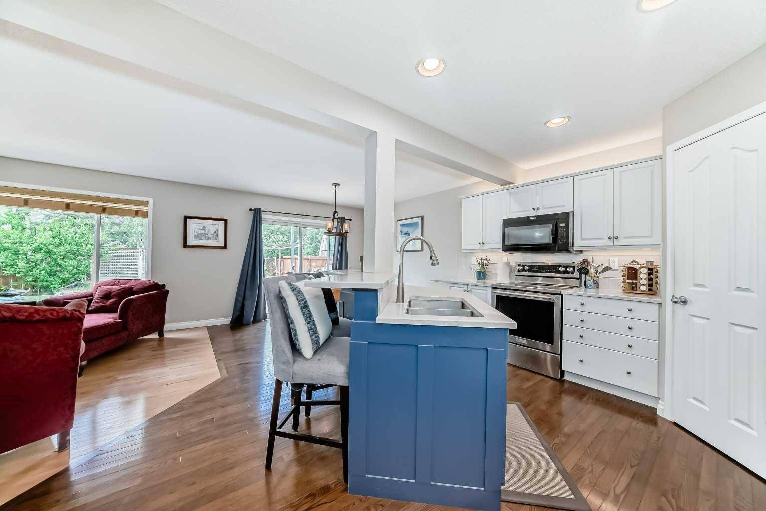 Calgary, AB T3H 5A2,54 Cougarstone Mews SW