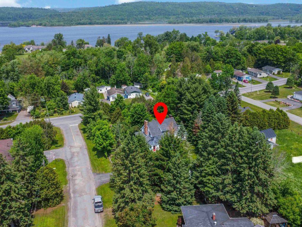 Champlain, ON K0B 1K0,689 Front RD W