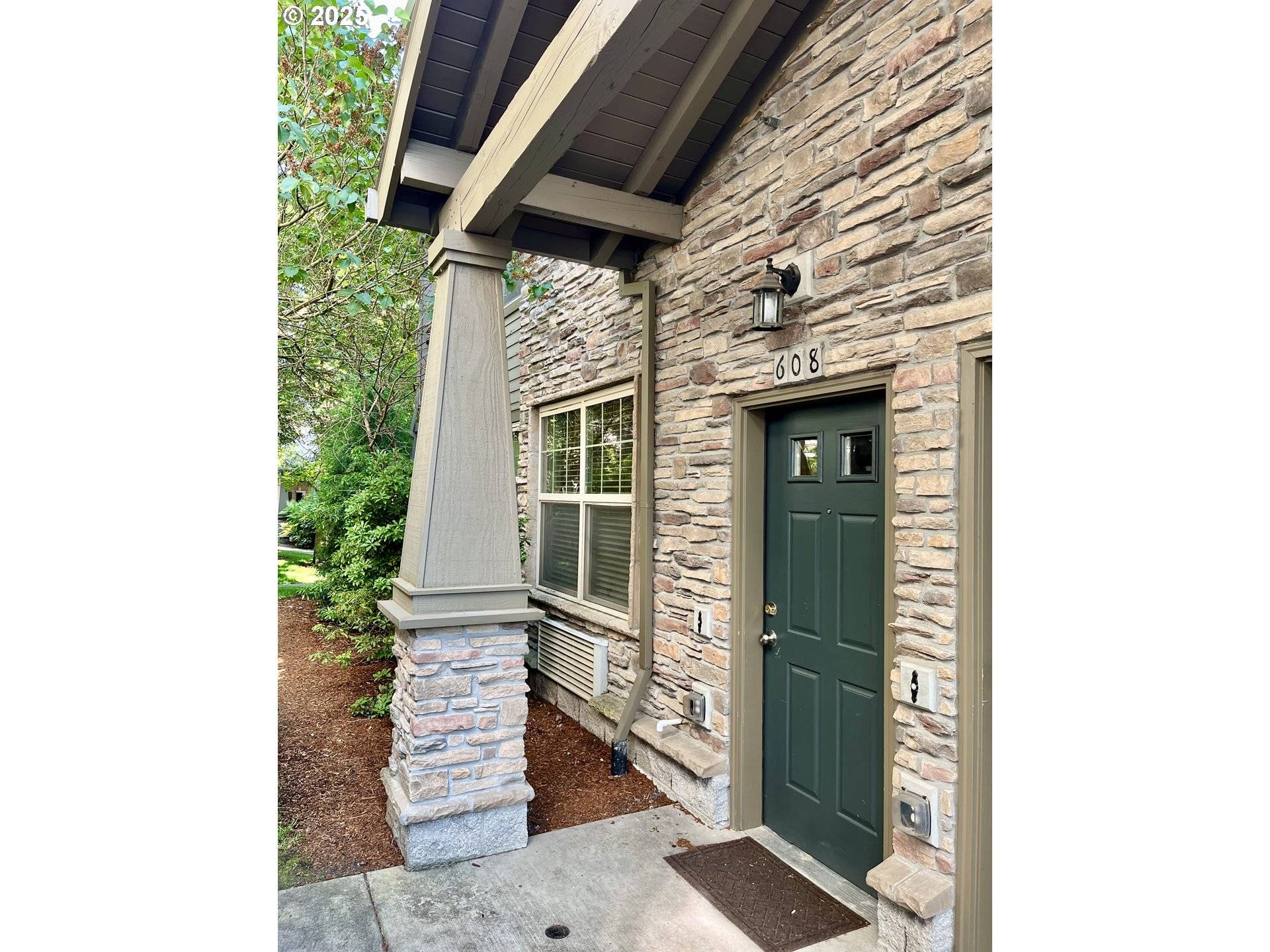 Hillsboro, OR 97006,608 NE ROYDON LN