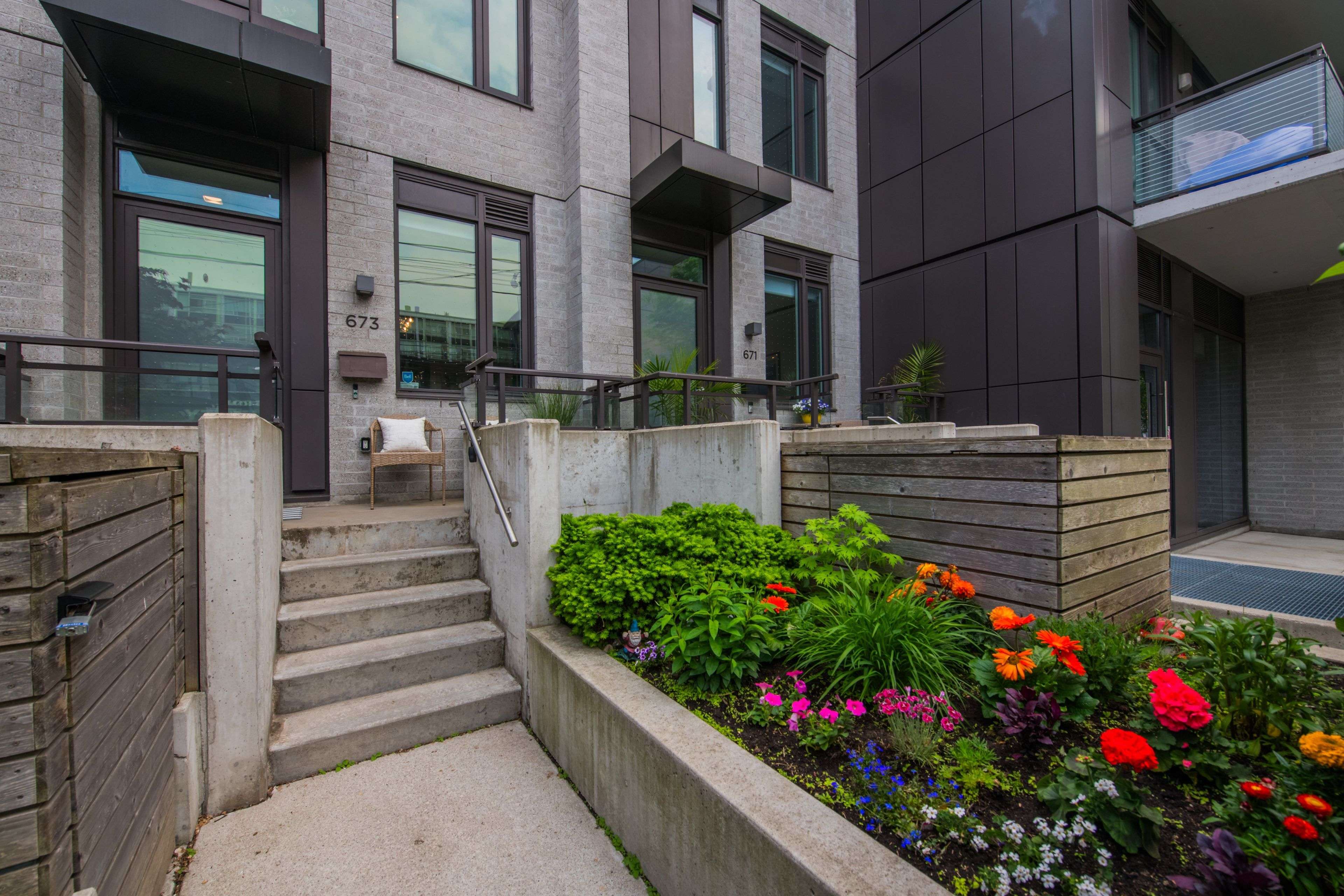 Toronto E02, ON M4E 1R6,673 Kingston RD