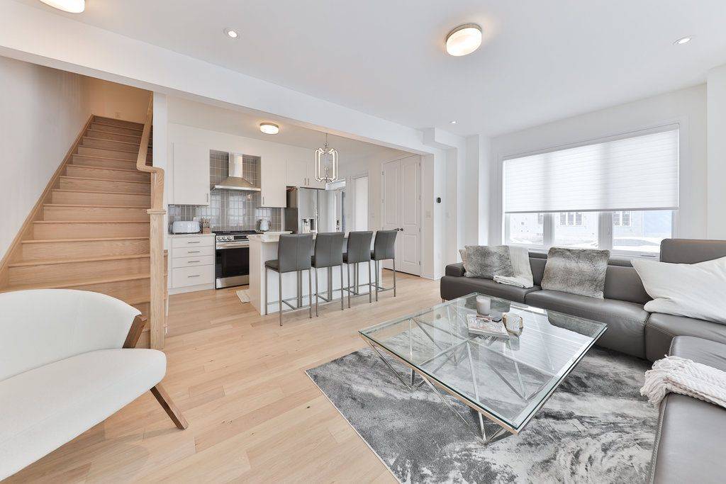 Oakville, ON L6M 0W8,9 Crown Gate