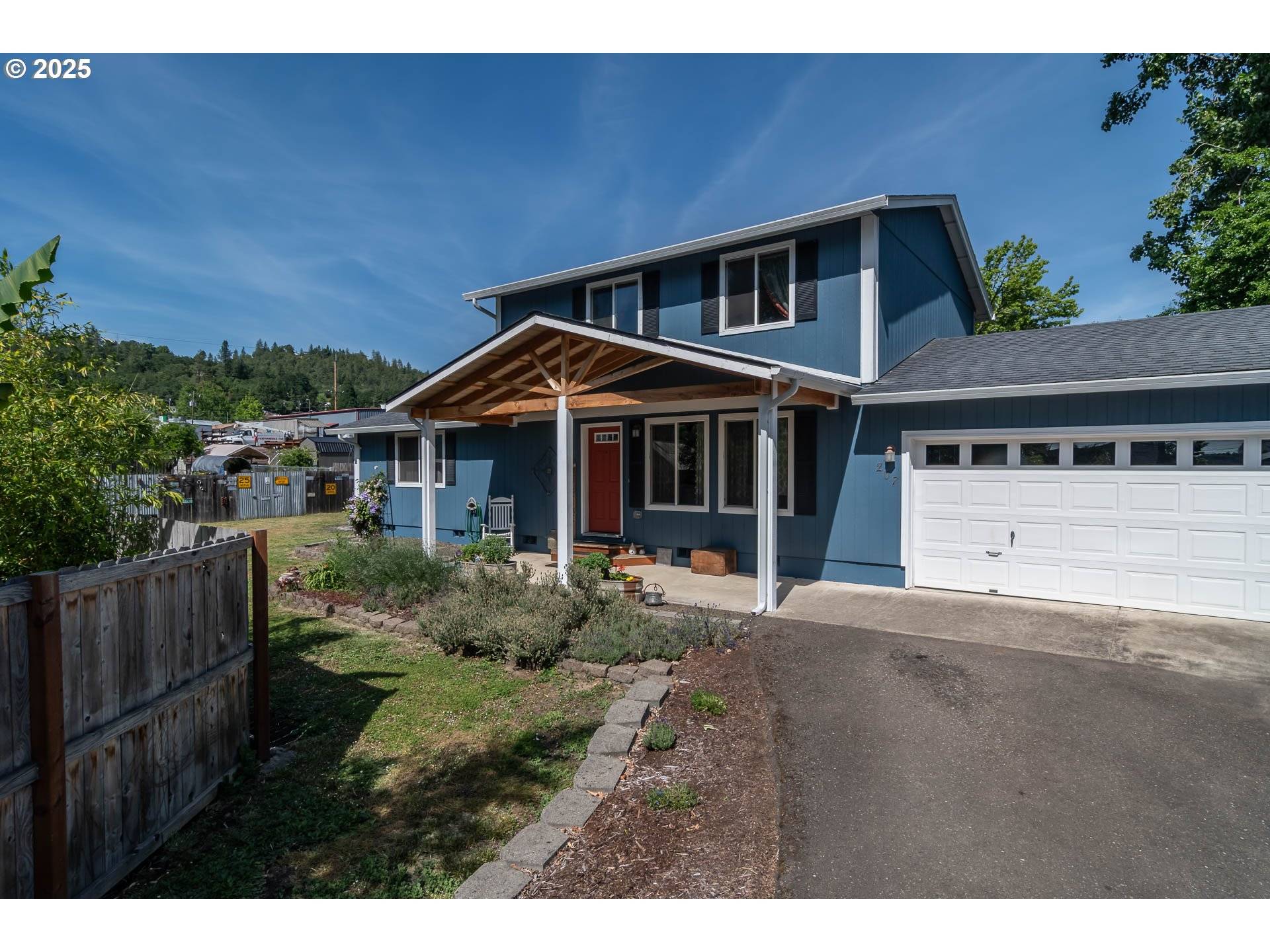 Roseburg, OR 97470,207 NE FLAGG ST