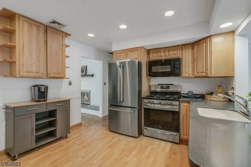 Oakland Boro, NJ 07436,14 Mohawk Ave