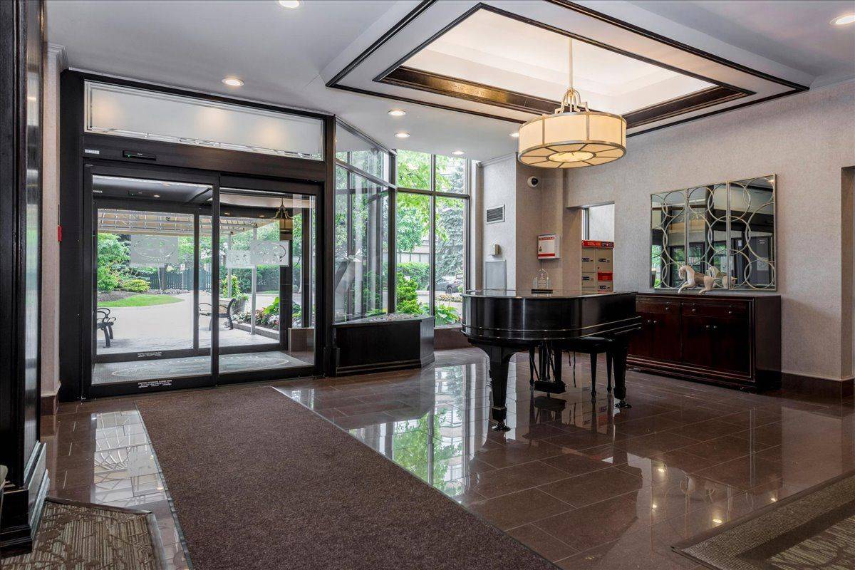 Markham, ON L3R 8H4,25 Austin DR #327