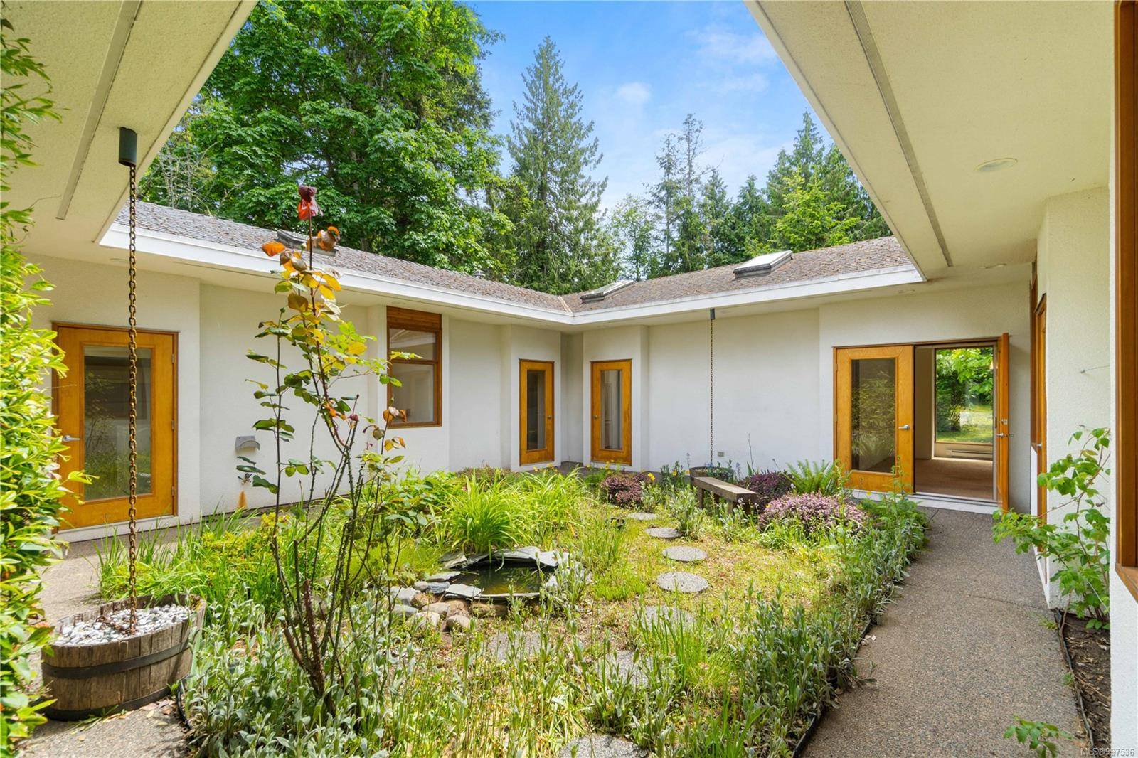 Qualicum Beach, BC V9K 1M7,998 Bluebird Pl