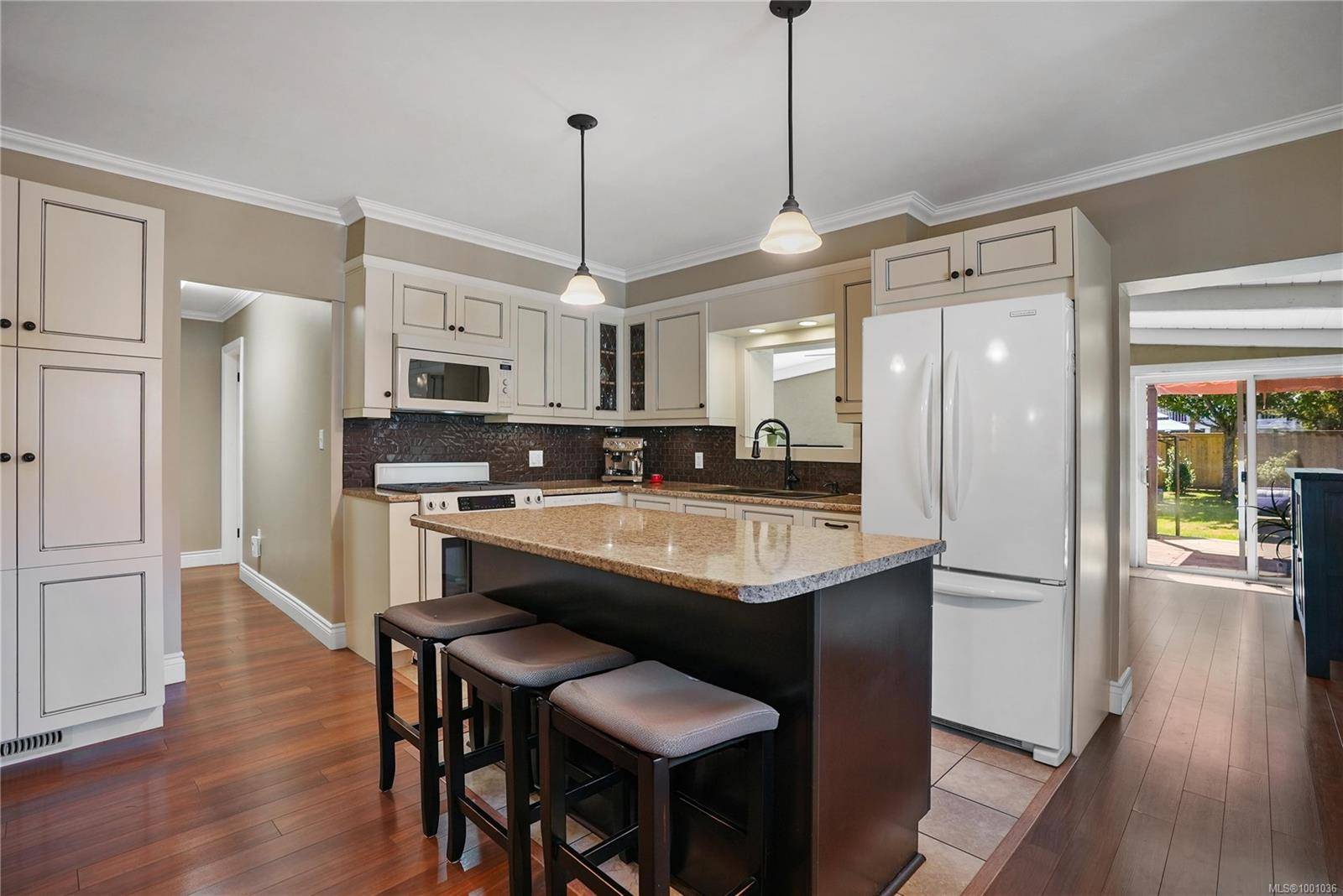 Saanich, BC V9A 2E6,475 Walter Ave
