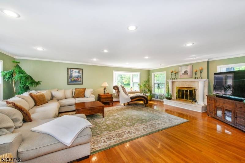 Wayne Twp., NJ 07470,47 Robin Hood Way