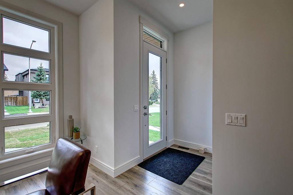 Calgary, AB T3E 1B2,4411 35 AVE SW