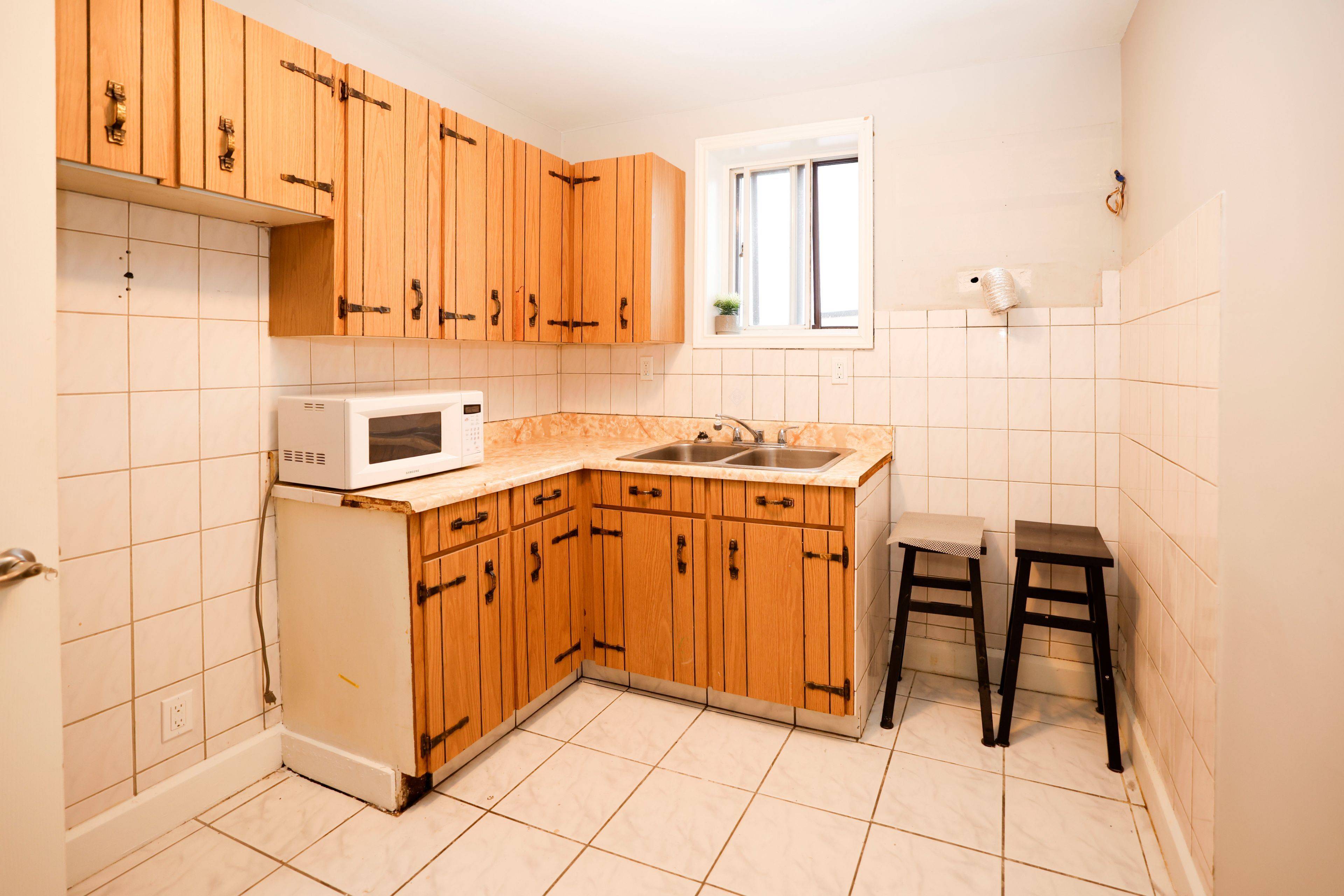 Bradford West Gwillimbury, ON L3Z 2B9,37 Holland ST #1